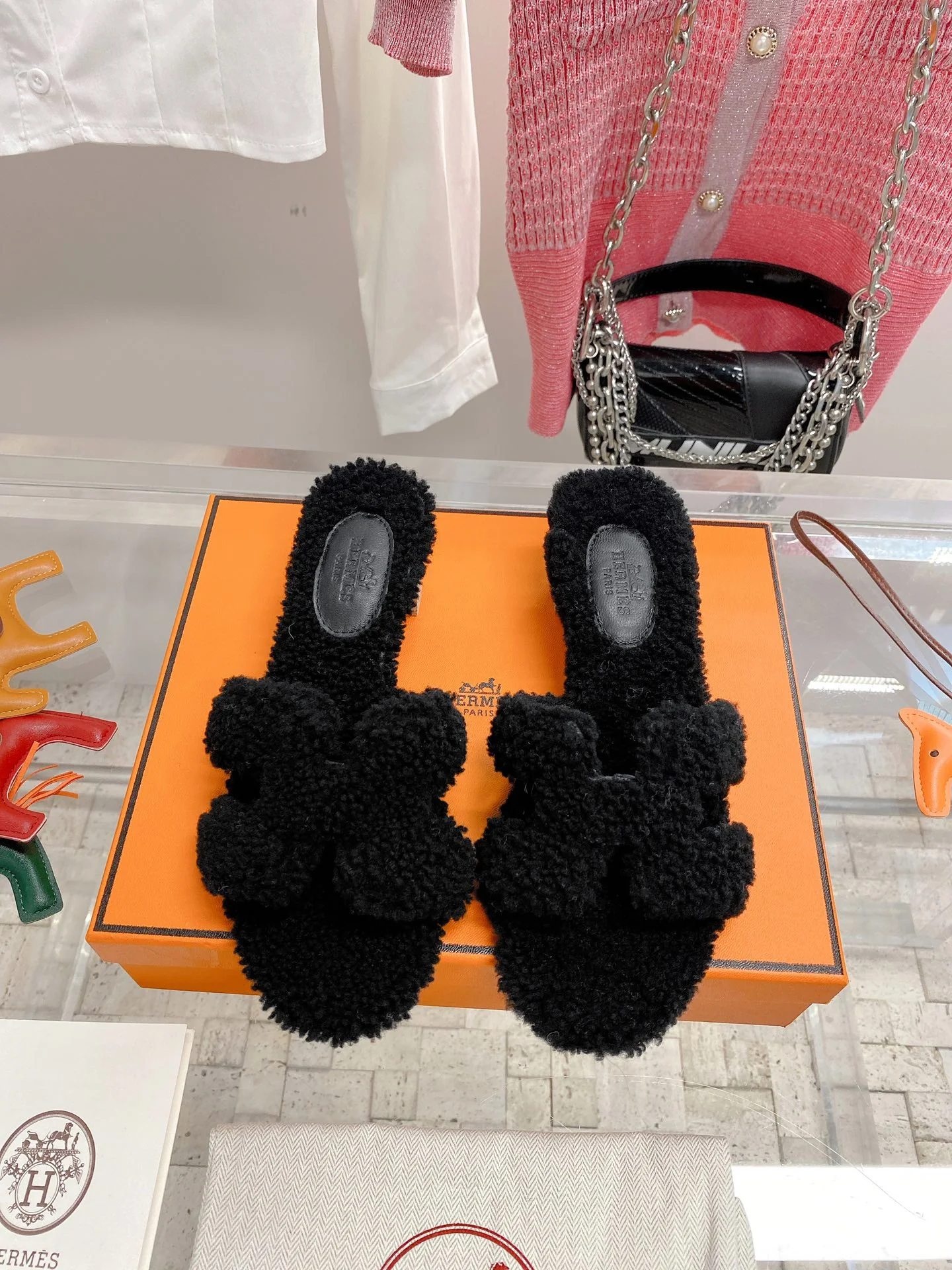 Новинка сезона осень/зима 2022 от Hermes - Сандалии на плоской подошве на каблуке H из натуральной овечьей шерсти Oran - 1 шт.