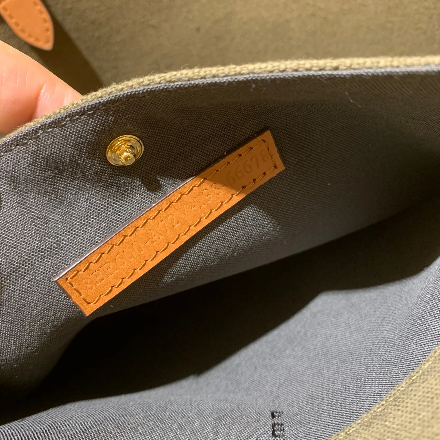 Сумка-тоут Fendi Peekaboo из зеленого холста.