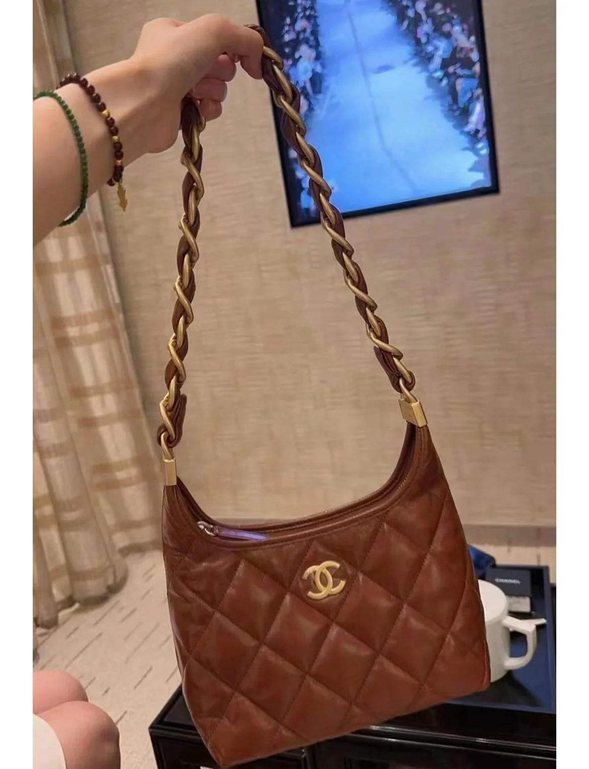 Сумка Chanel на плечо с массивной цепочкой - красная