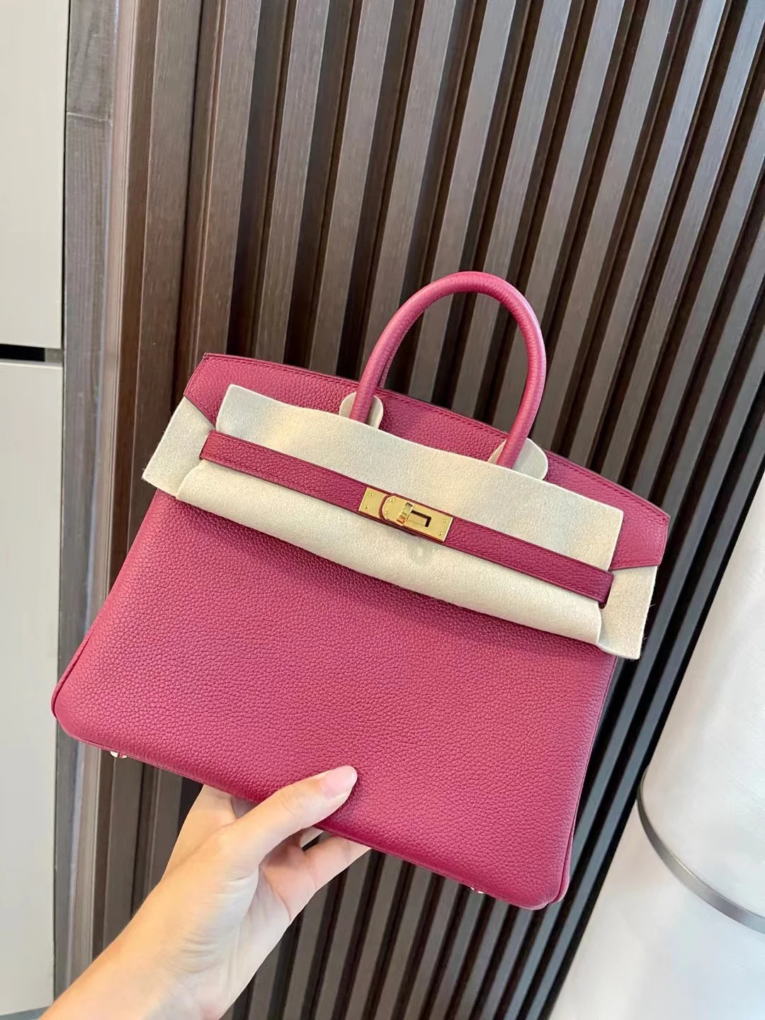 Сумка Hermes Birkin 25 гранатово-красного цвета с золотой пряжкой