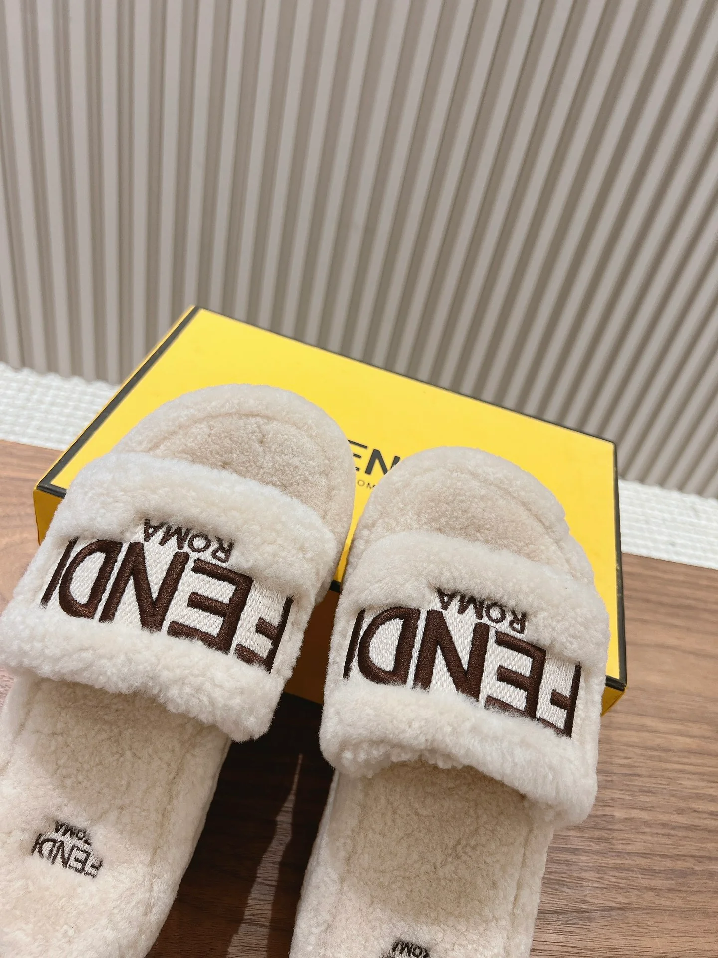 Fendi 2024 - Меховые тапочки - Белые