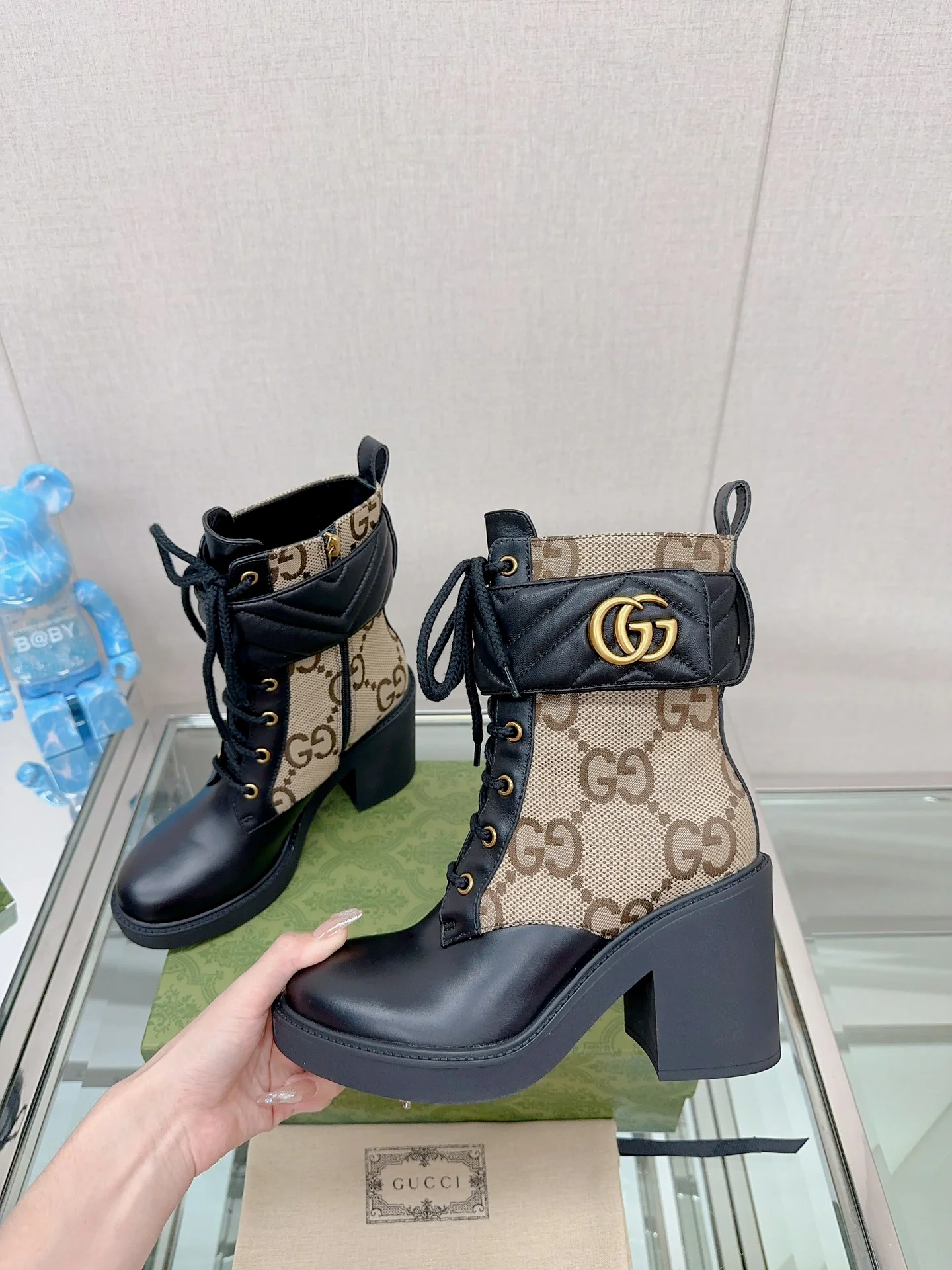 Новинка 2023 года от Gucci - Ботильоны на высоком каблуке с пряжкой и шнуровкой Double G - Монограммная канва.