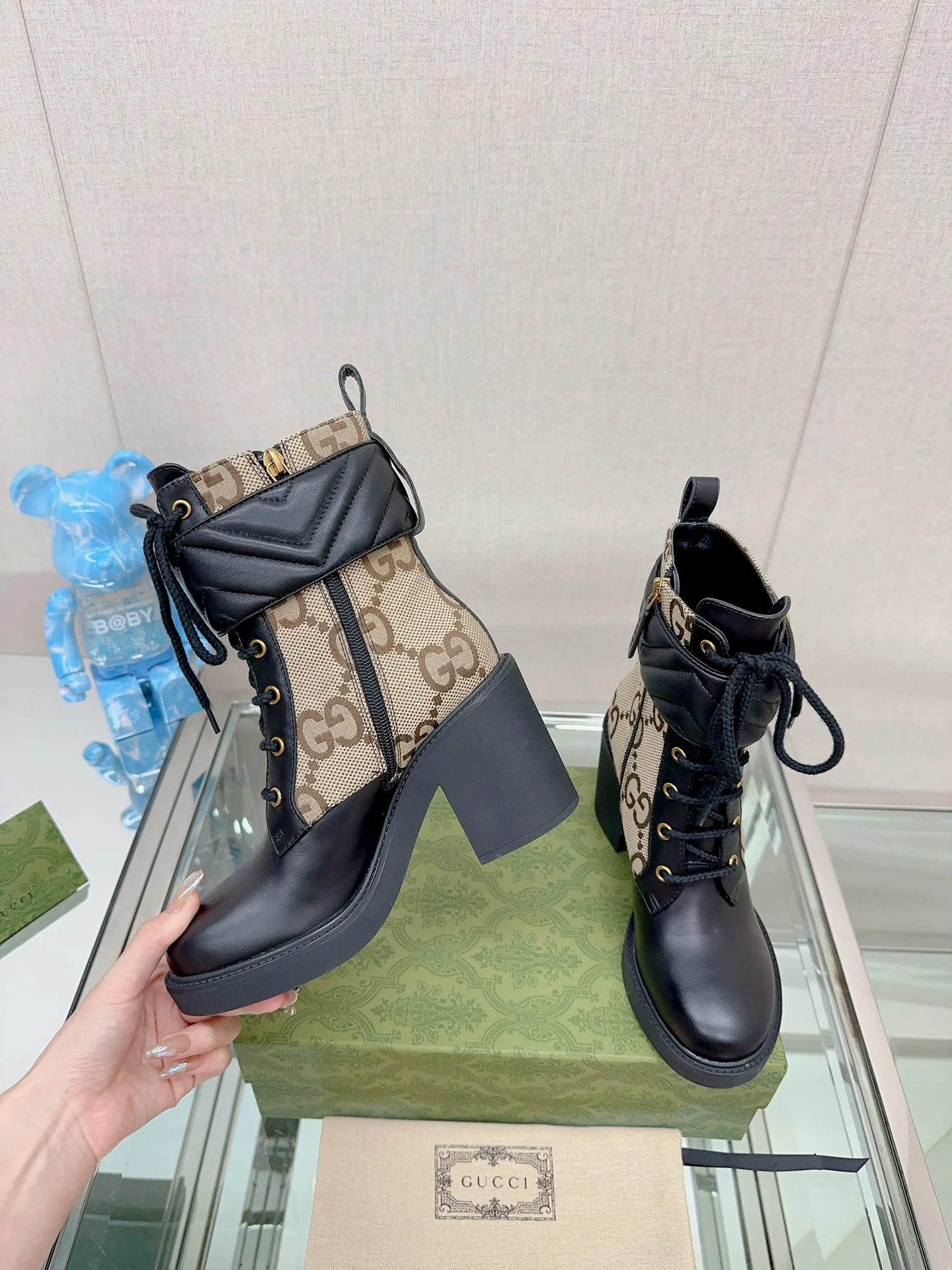 Новинка 2023 года от Gucci - Ботильоны на высоком каблуке с пряжкой и шнуровкой Double G - Монограммная канва.