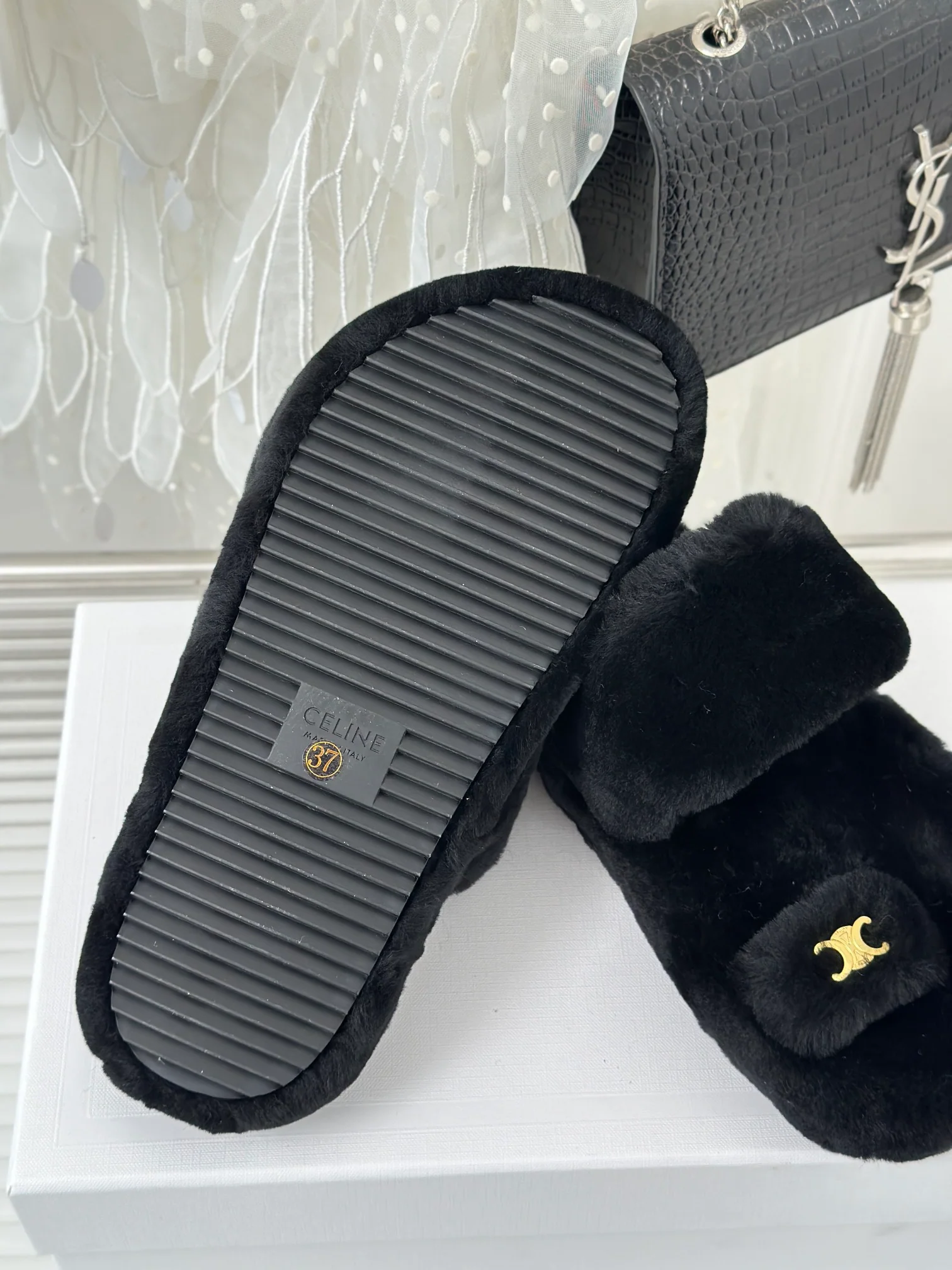 Новинка 2023 года от Celine - Шерстяные шлепанцы - Черные