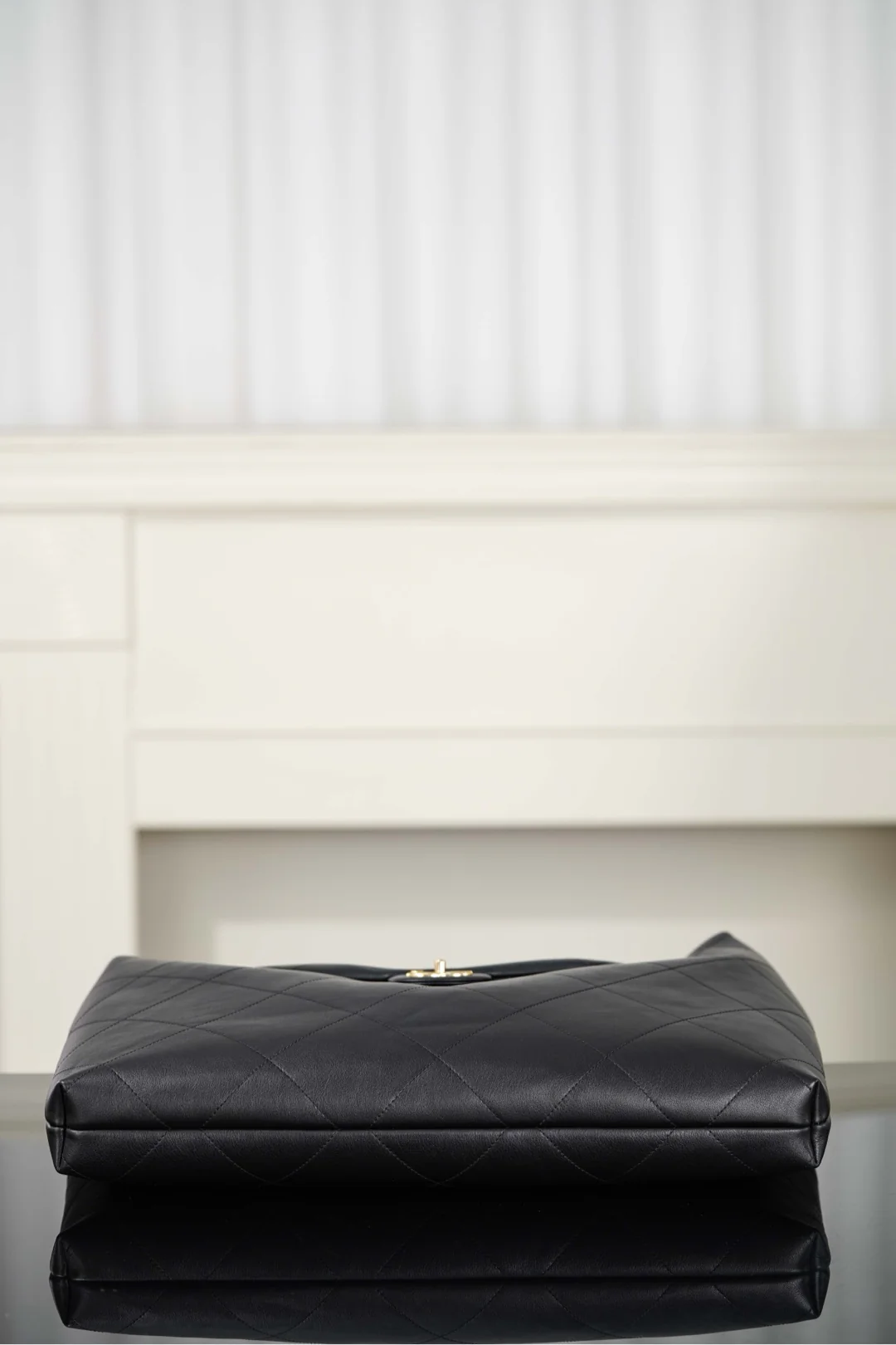 Сумка-хобо Chanel Maxi с массивной цепочкой 25 карат — черная.