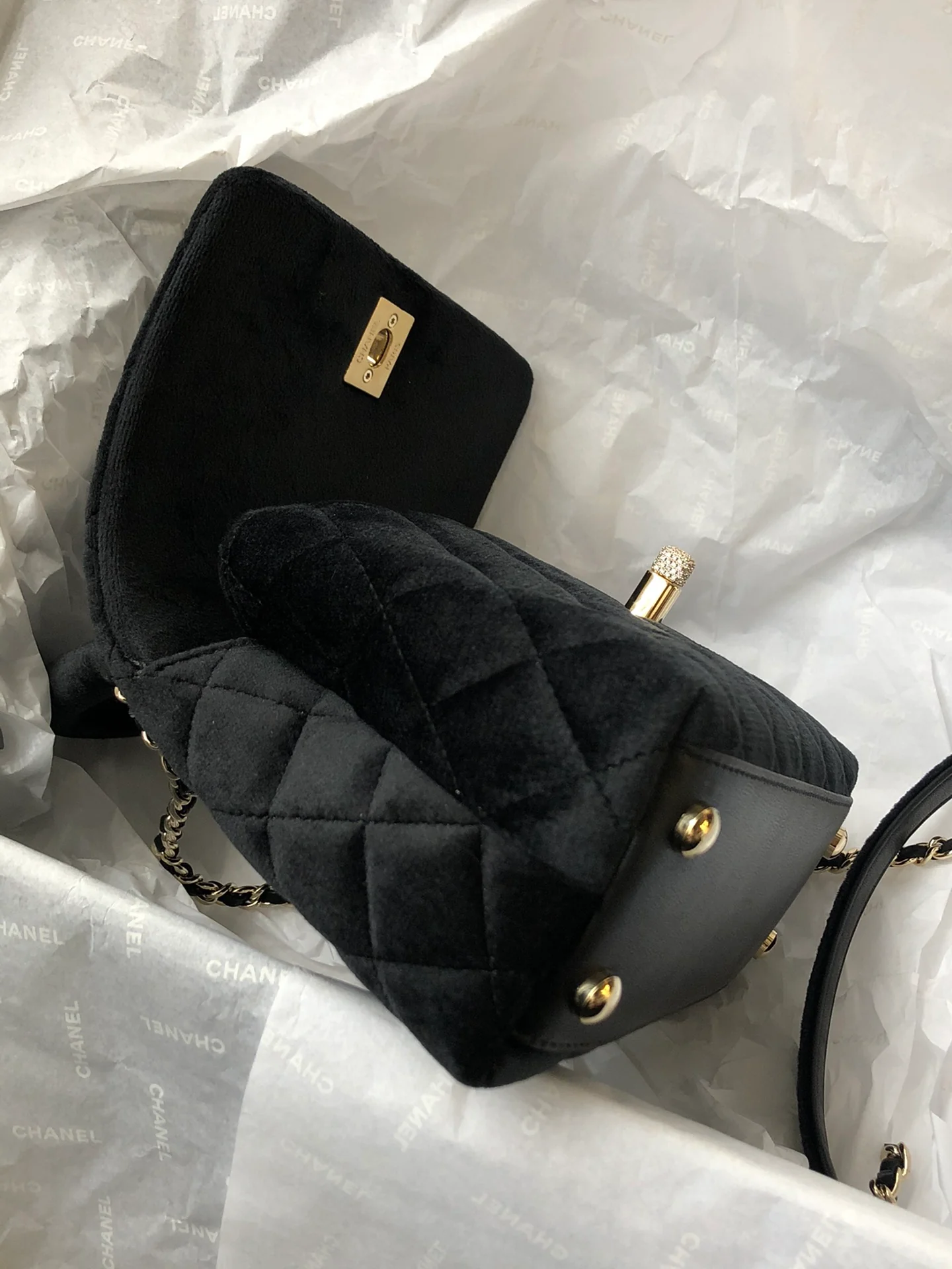 Мини-сумка Chanel Coco Handle из черного бархата с бриллиантовой пряжкой