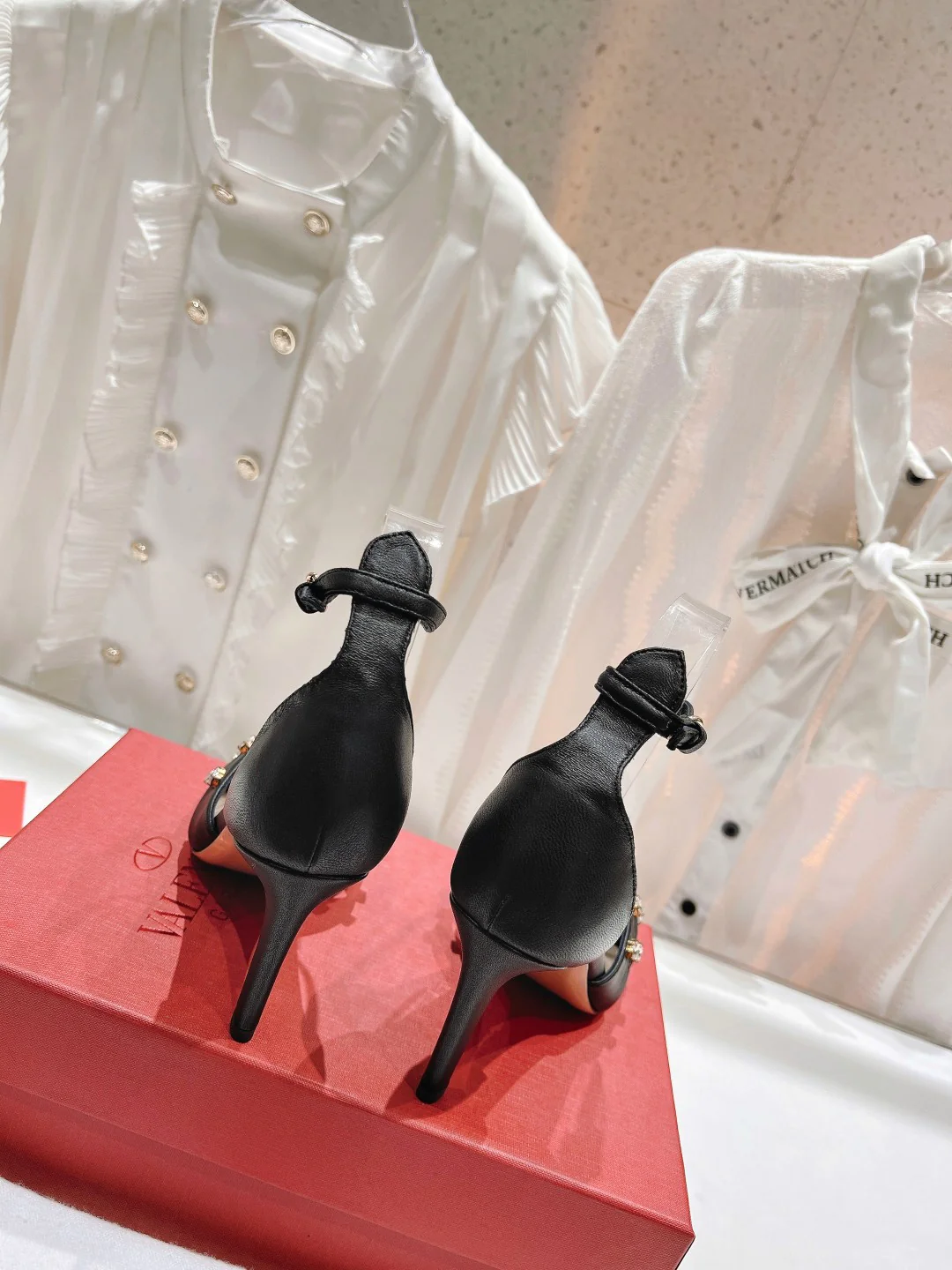 Новинка сезона весна/лето 2023 от Valentino - Босоножки на высоком каблуке со стразами - 7-5 см - Черные