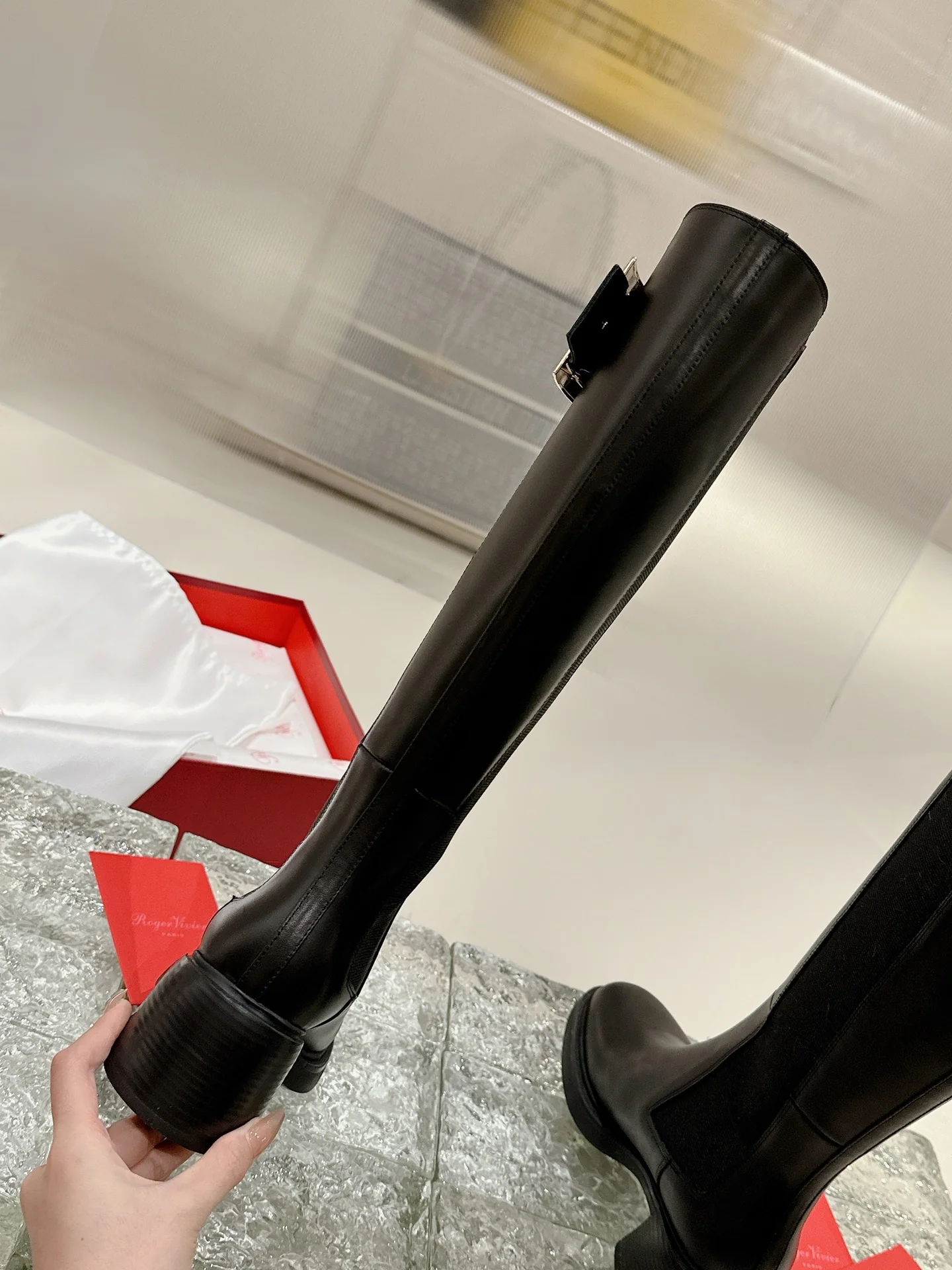 Длинные сапоги RV-2024 с золотой пряжкой - черные