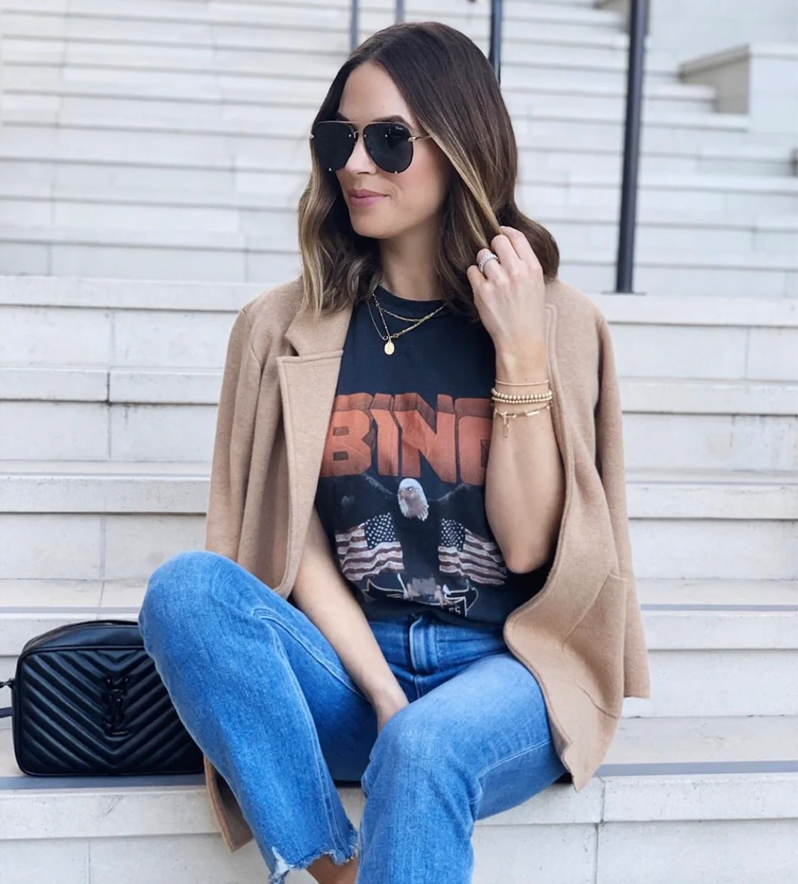 Фотосумка YSL Lou Bag — черная с черной пряжкой.