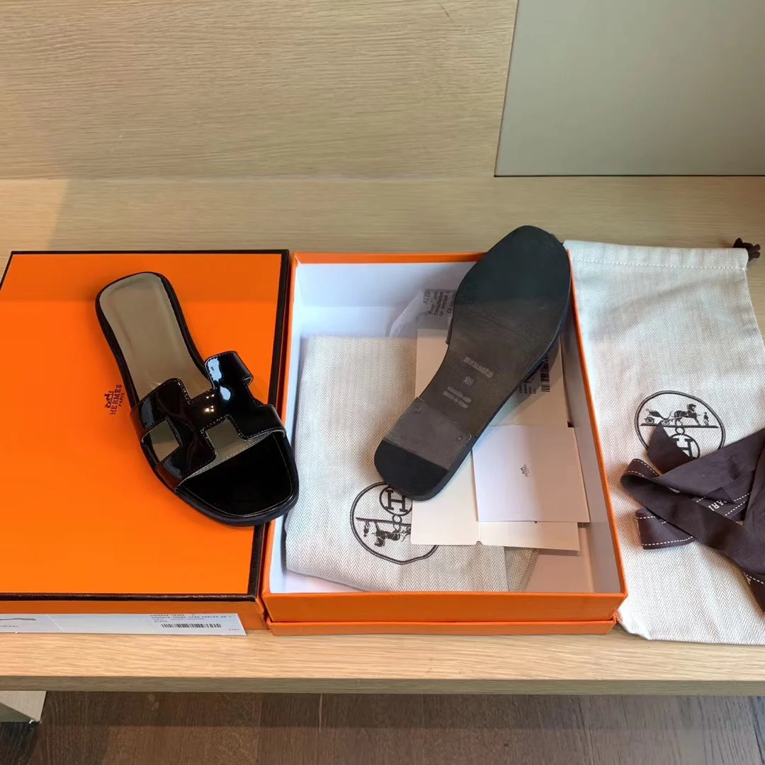 Классические домашние тапочки Hermes с буквой H — лакированная кожа, черные.