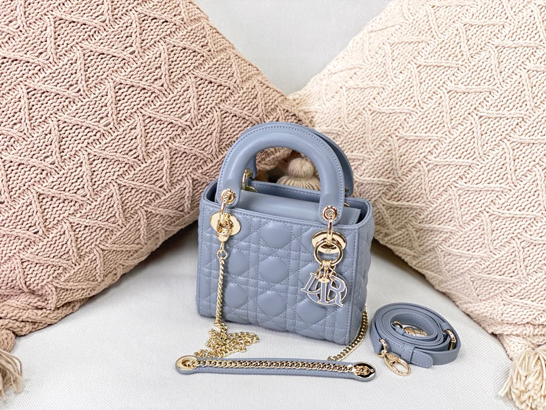 Сумка Dior Lady Dior с тремя отделениями и эмалированной застежкой, 17 см, небесно-голубой.