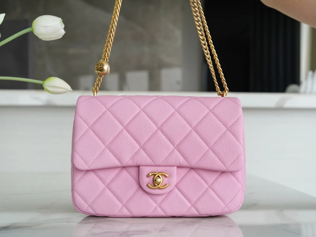 Новинка сезона весна/лето 2023 от Chanel - Сумка на цепочке в форме сердца - CF Bag - Светло-розовая - 24 см
