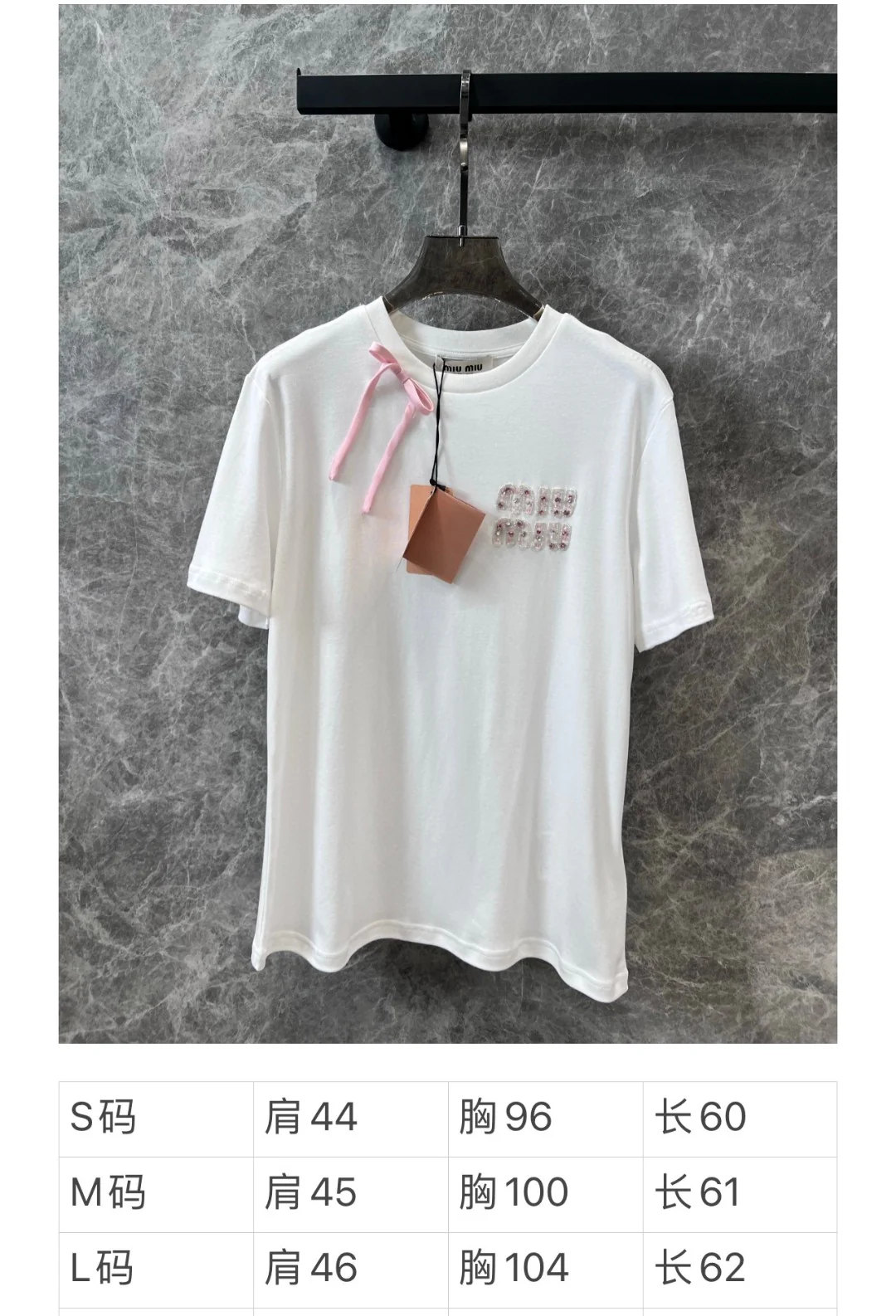 Miu Miu-2404 - Розовая атласная футболка с короткими рукавами и бантом из ленты, украшенная стразами в виде букв.