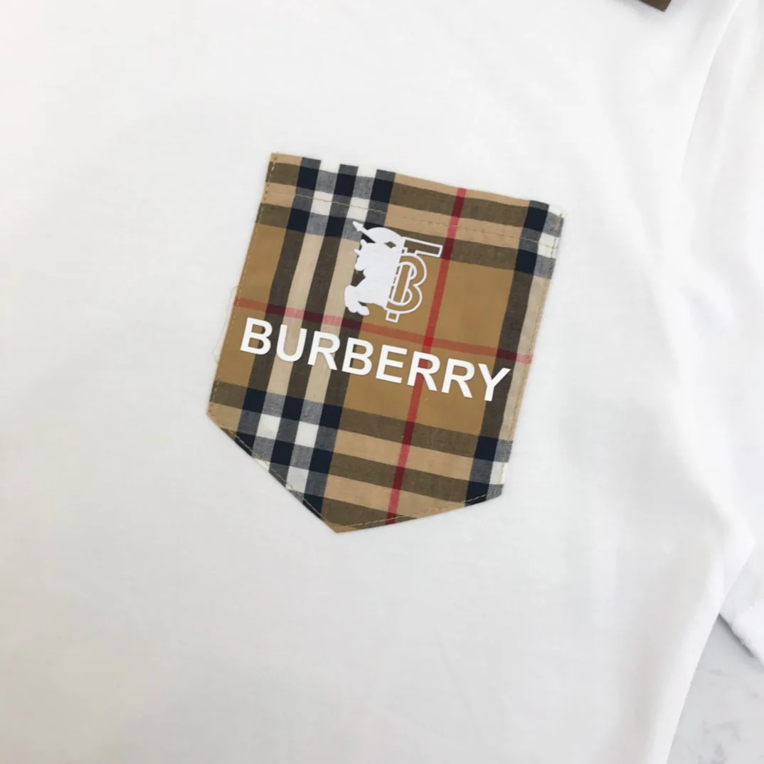 Футболка Burberry 2403 с клетчатым карманом, круглым вырезом и короткими рукавами, в стиле конного спорта - черно-белая.