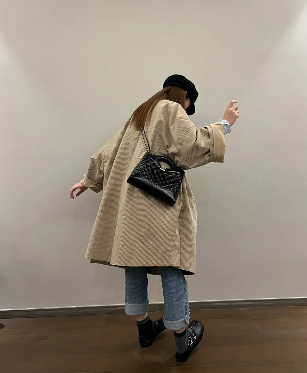 Мини-сумка Chanel 24s Mini 31, из вощеной овечьей кожи, черная.