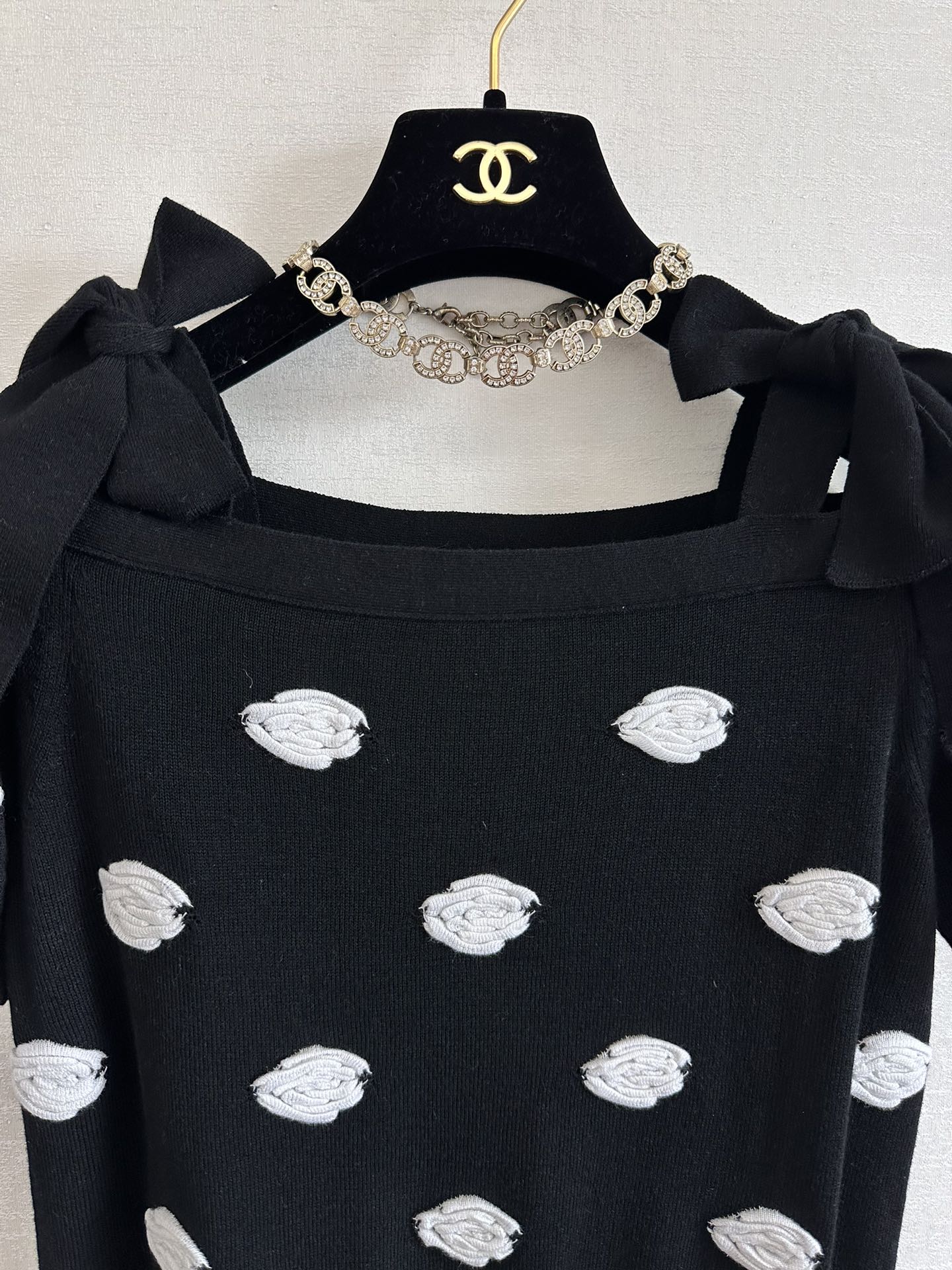 Chanel 2403 - Футболка с коротким рукавом и открытыми плечами ?Камелия? с галстуком