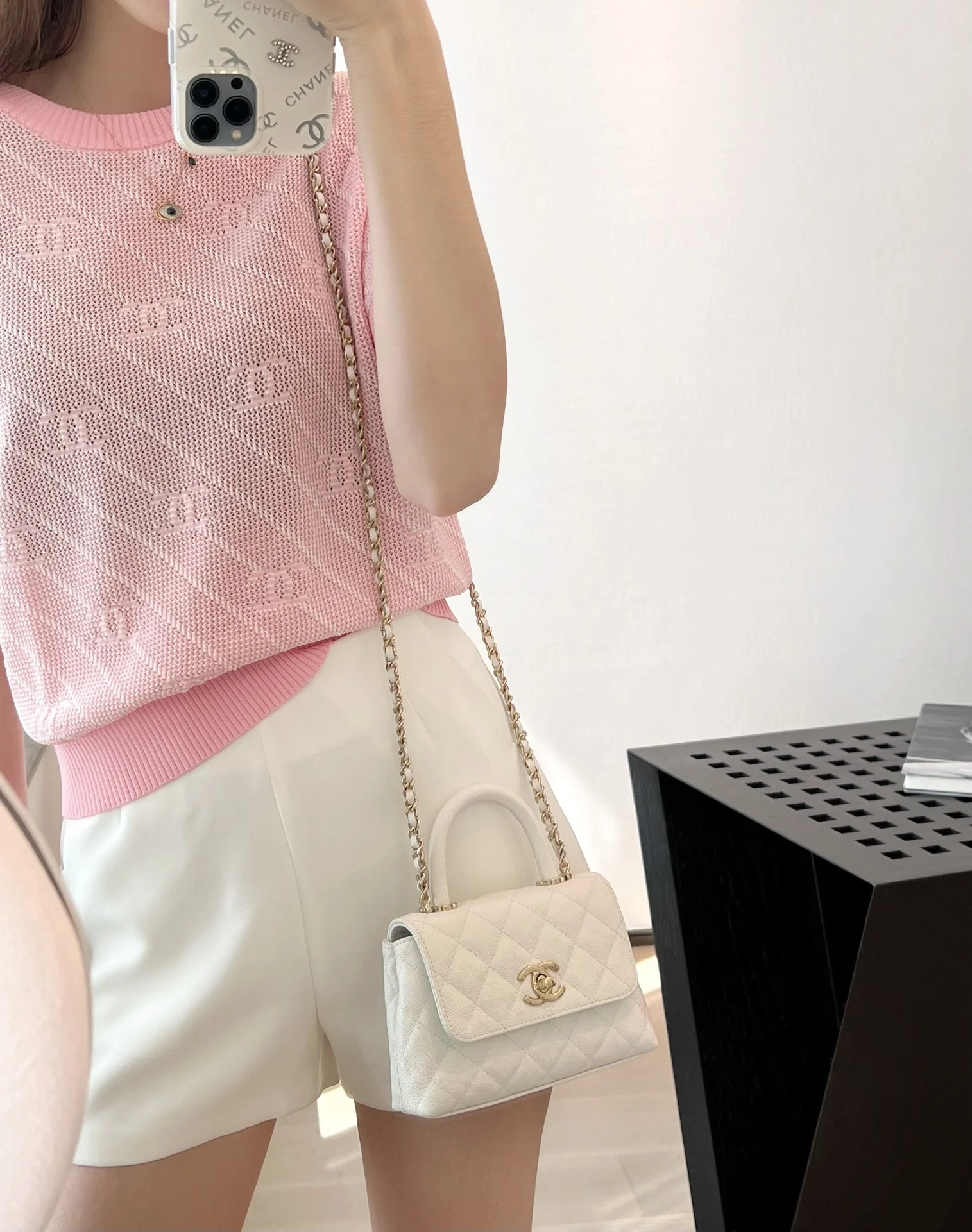 Сумка Chanel с цепочкой и клапаном — белая с фурнитурой из светлого золота.