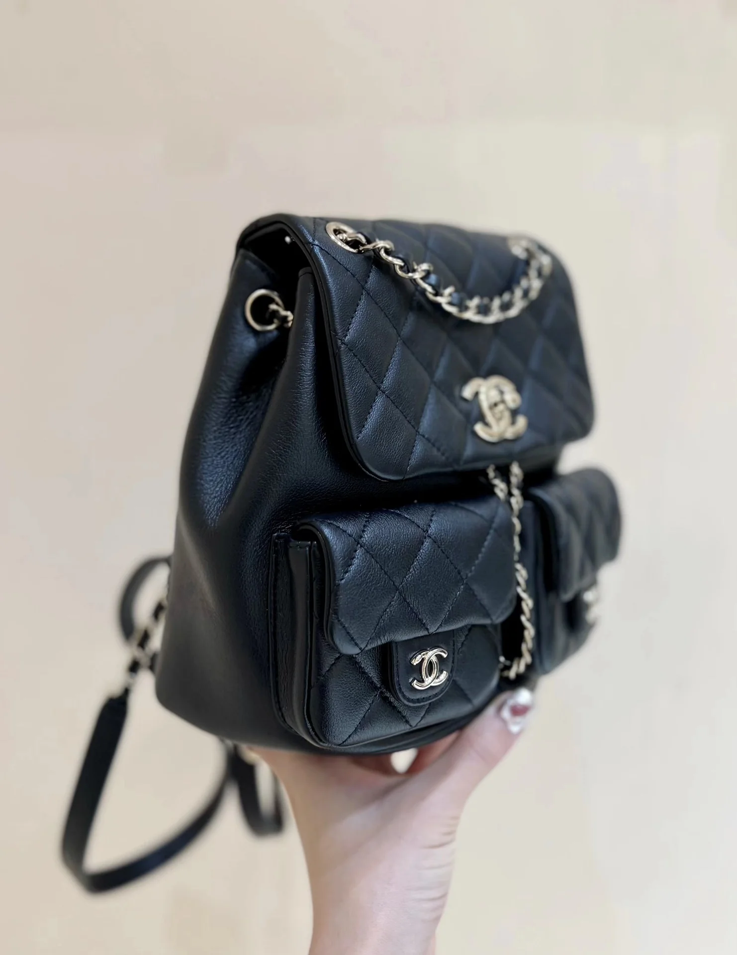 Коллекция Chanel Весна/Лето 2023 - Duma - Однотонный рюкзак из телячьей кожи - Черный