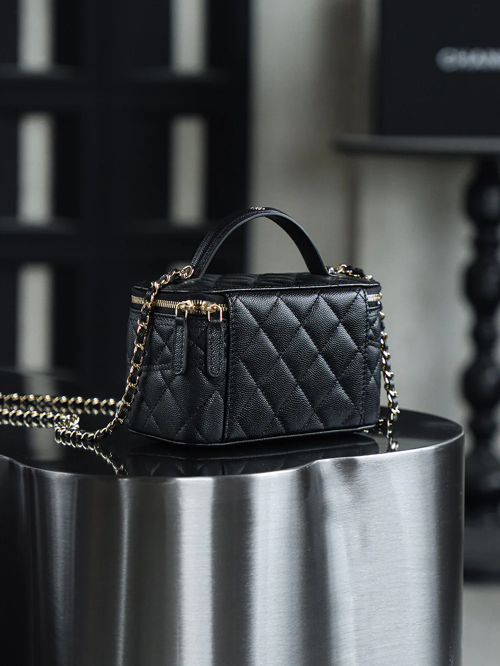 Косметичка Chanel 25c - Черная - Фурнитура из светлого золота