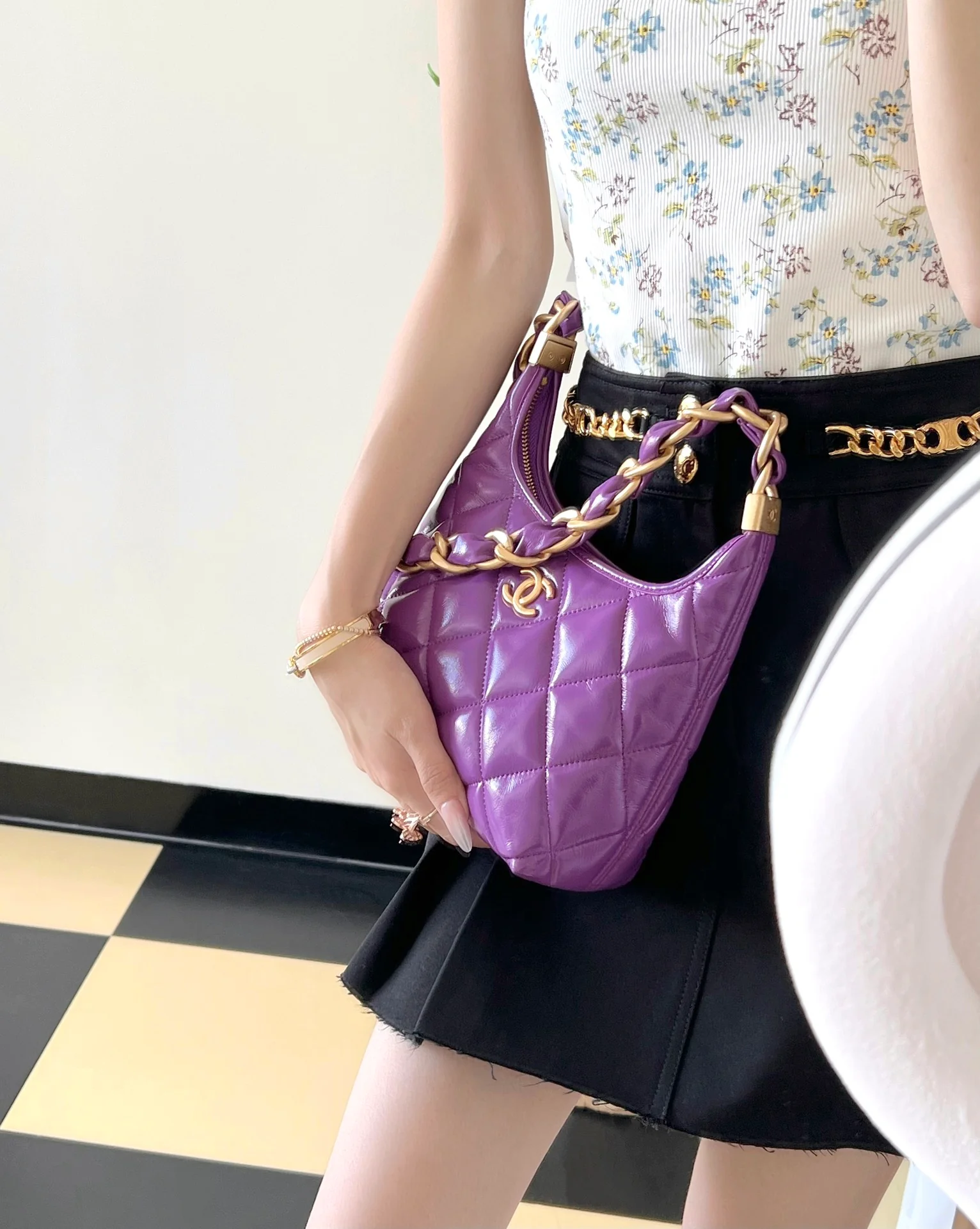 Сумка Chanel 24a Métiers d'Art из глянцевой овечьей кожи, маленькая, фиолетовая.