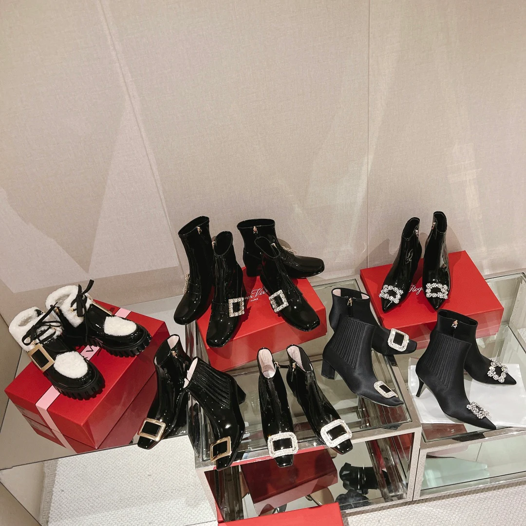 RV Shoes - Ботильоны из лакированной кожи с пряжкой и стразами - Изображение из коллекции