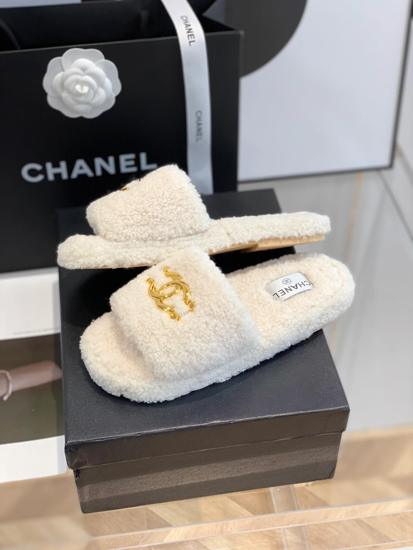 Новые модели шлепанцев Chanel 2022 года - синхронизация с официальным сайтом