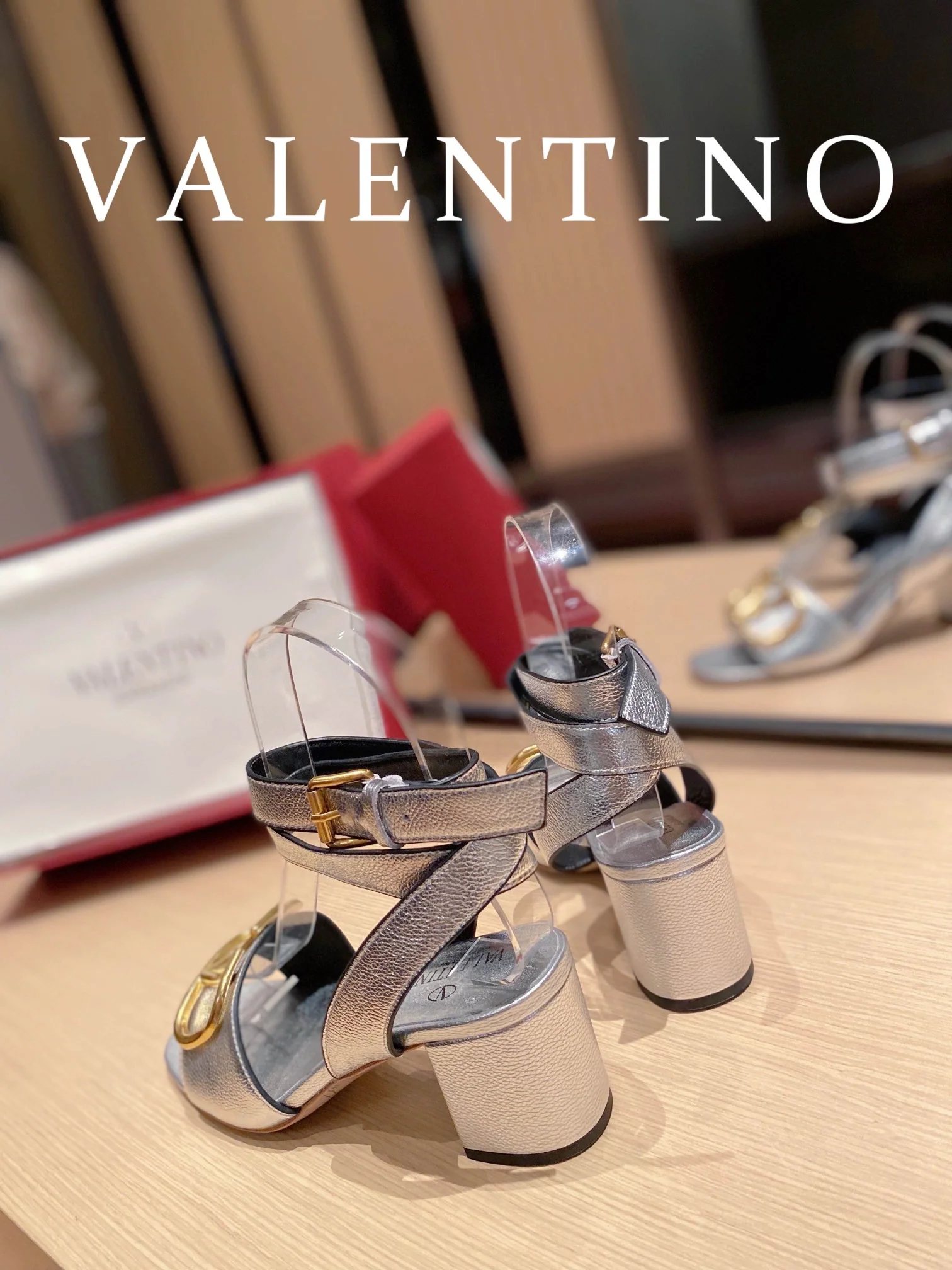 Valentino - Сандалии и туфли на массивном каблуке