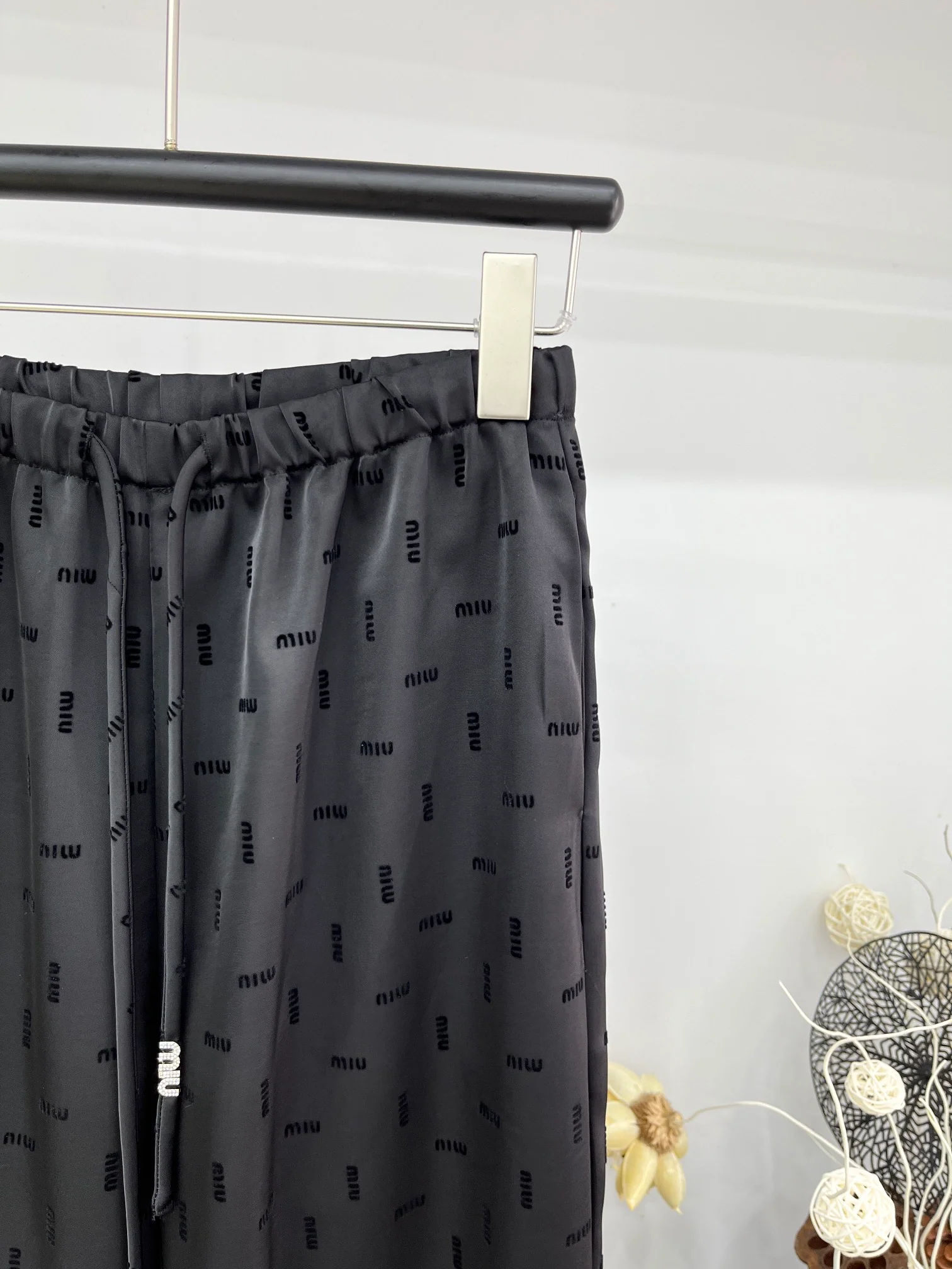 Miu Miu-2404 - Широкие повседневные брюки с завязками и надписью Miu Miu-2404