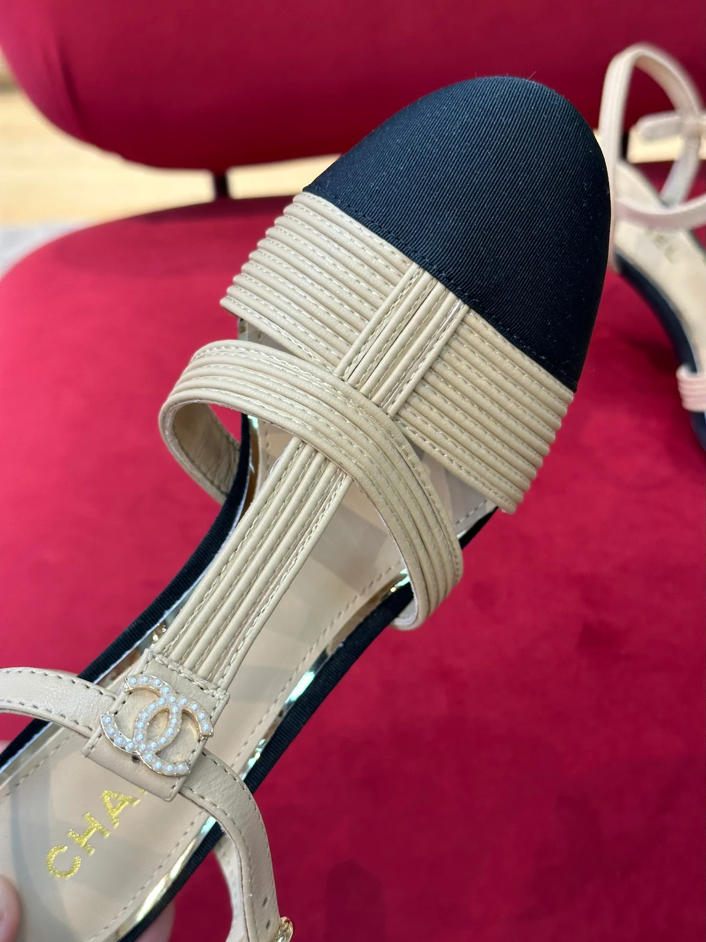 Новинка сезона весна/лето 2023 от Chanel — туфли на шпильке с лоскутным узором из овечьей кожи.