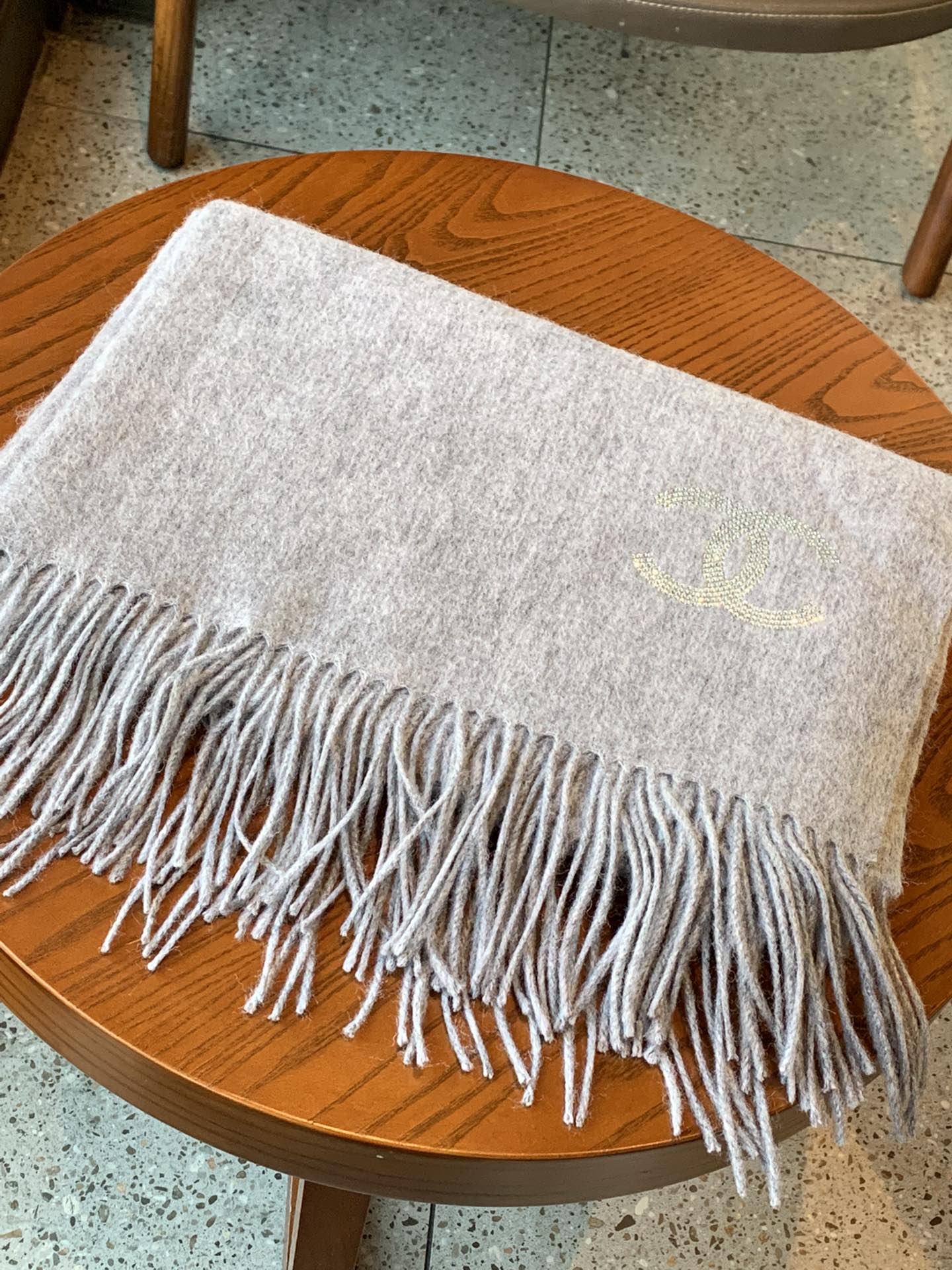 Chanel - Кашемировый шарф, украшенный бриллиантами - 180-70-102 см - Серый