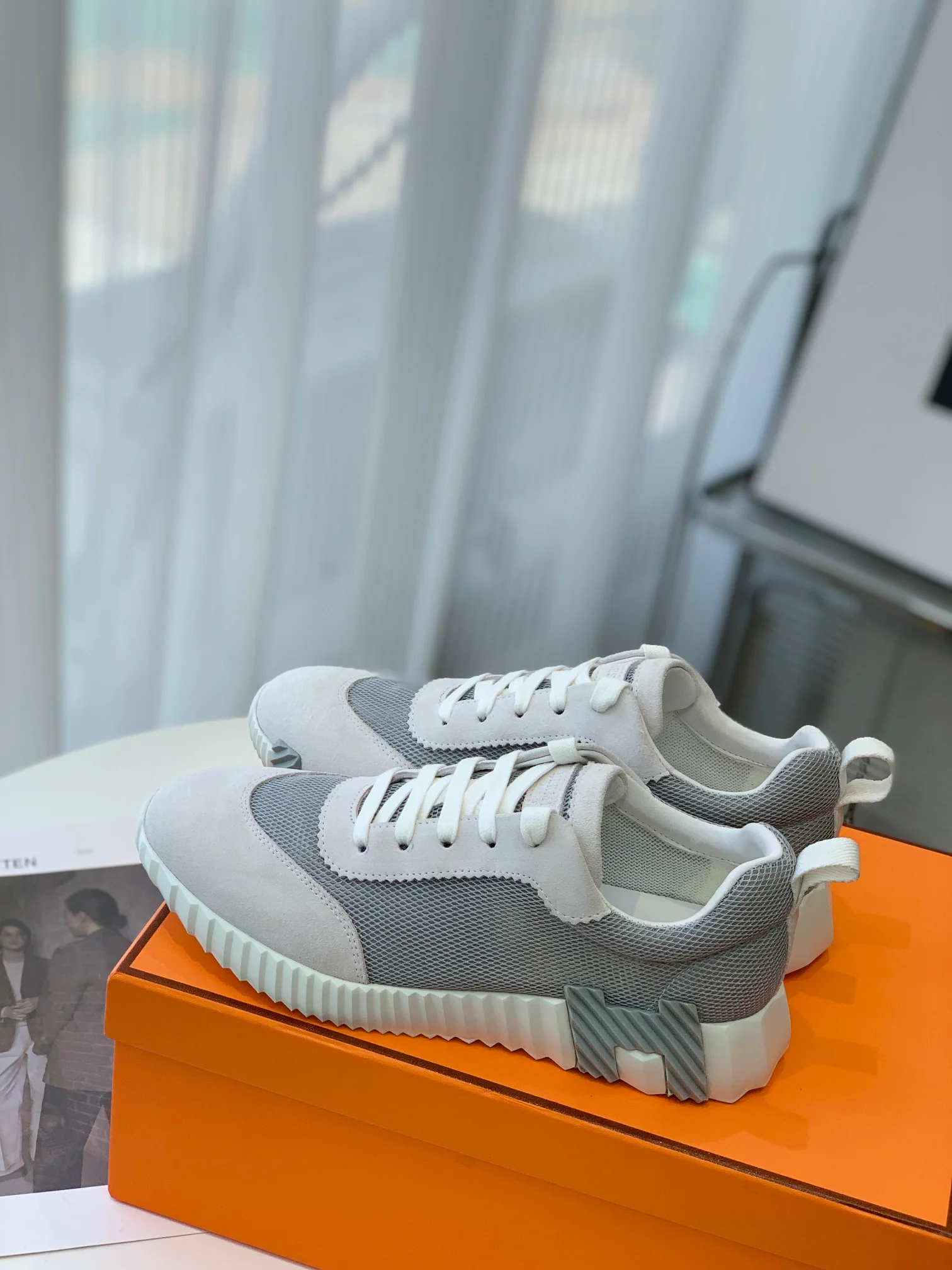 Новейшая модель Hermes 2023 года - кожаные кроссовки H - бело-серые.