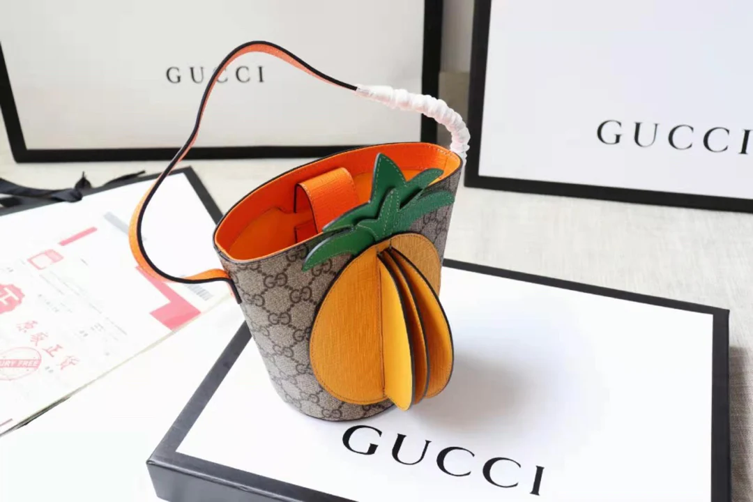 Сумка-ведро Gucci в форме ананаса