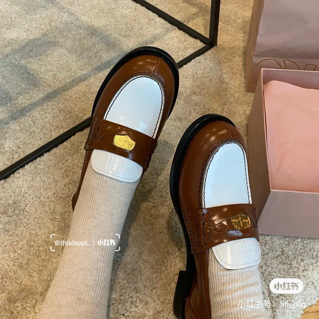 Лоферы Miu Miu Coin — фото в них.