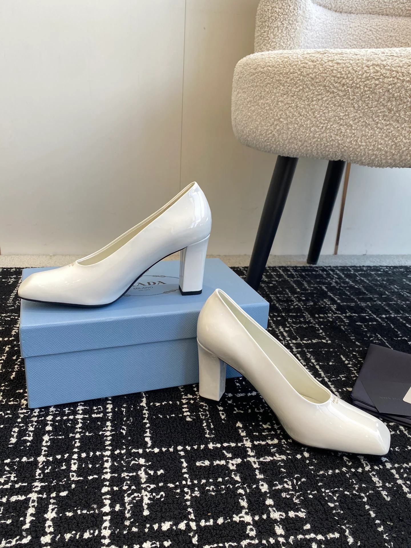 Балетки Prada 2024 на массивном каблуке с квадратным носком - белые