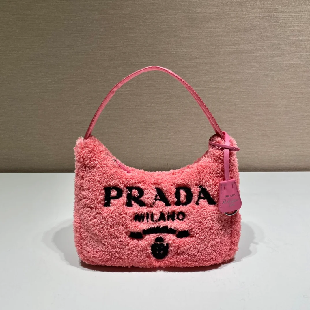 Мини-сумочка Prada Re-Edition 2000 Reissue из махровой ткани, розовая.