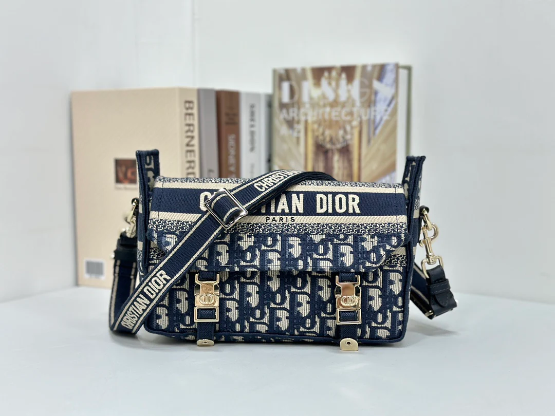 Маленькая сумка через плечо Dior Camp из монограммной канвы.