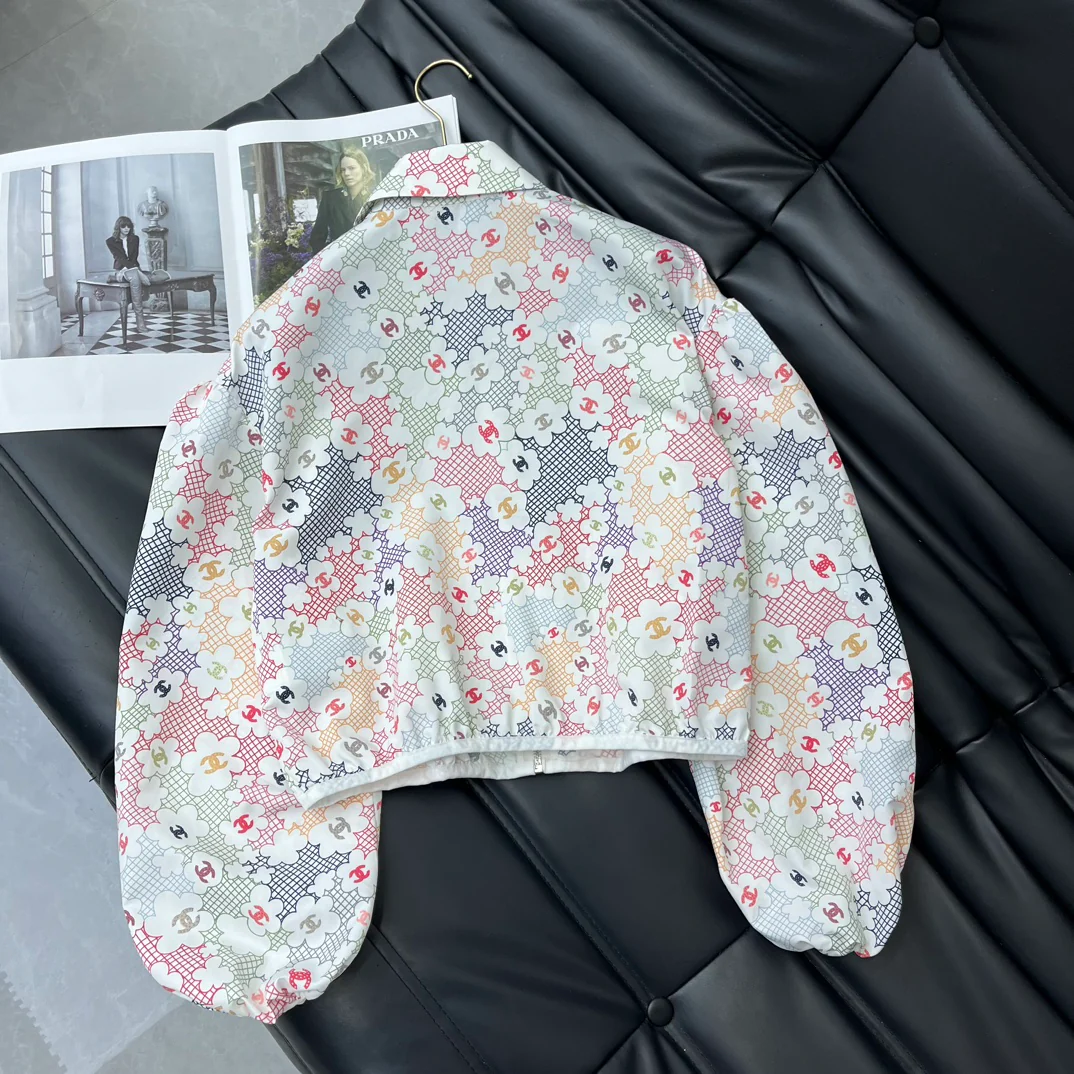 Chanel - 2403-24 Новинка: Стильная короткая куртка на молнии с принтом