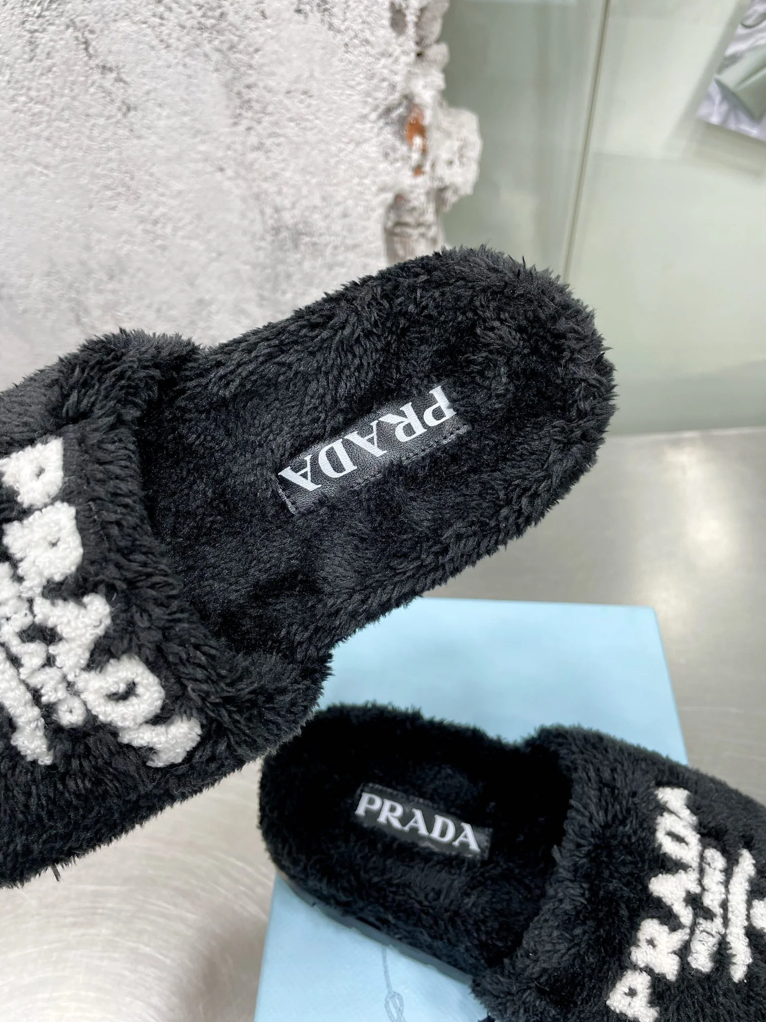 Новинки Prada осень/зима 2022 — Меховые тапочки — Стиль знаменитостей — 2