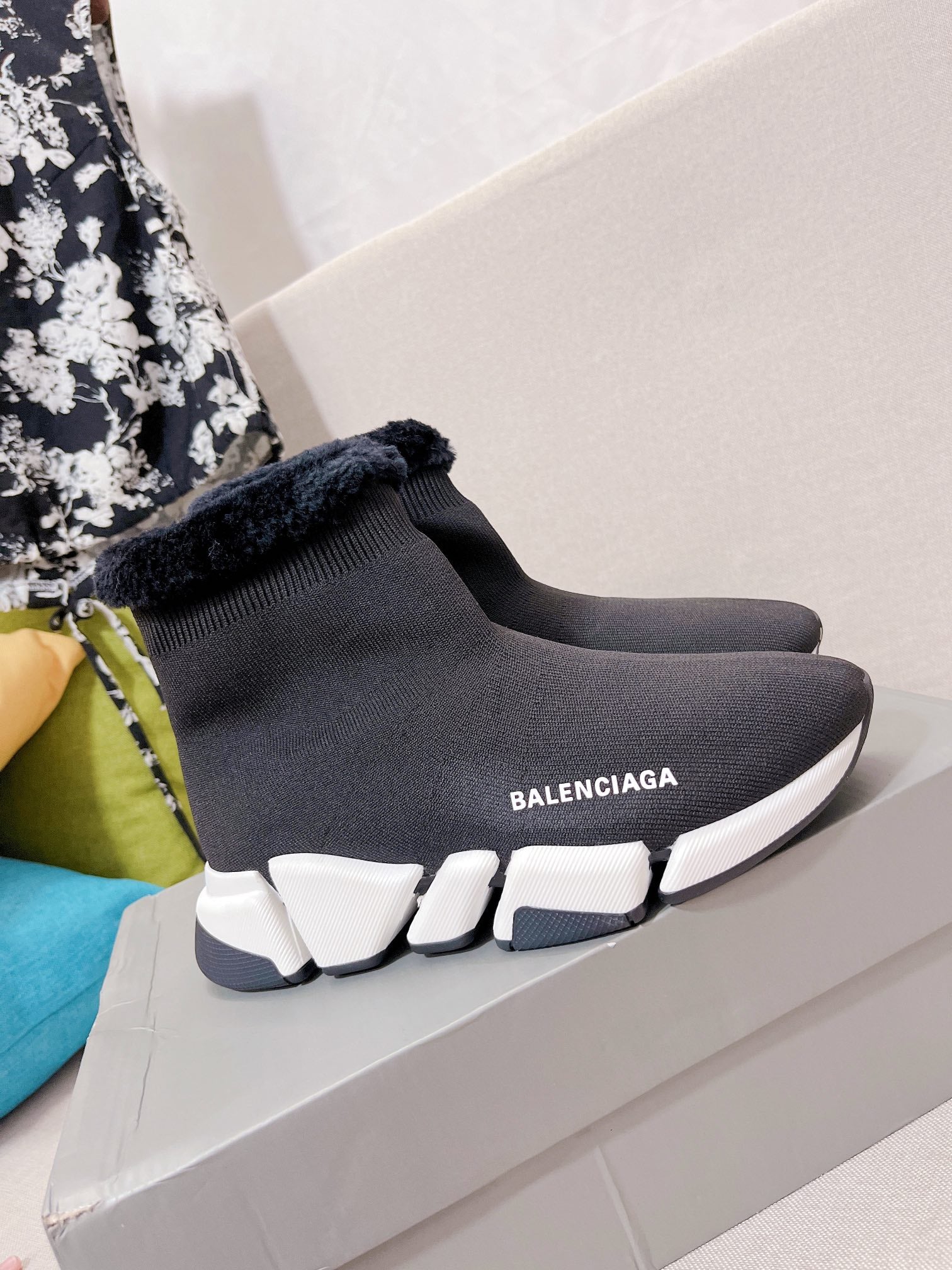 Новинка весны 2022 года от Balenciaga - короткие меховые сапоги-носки - черные.