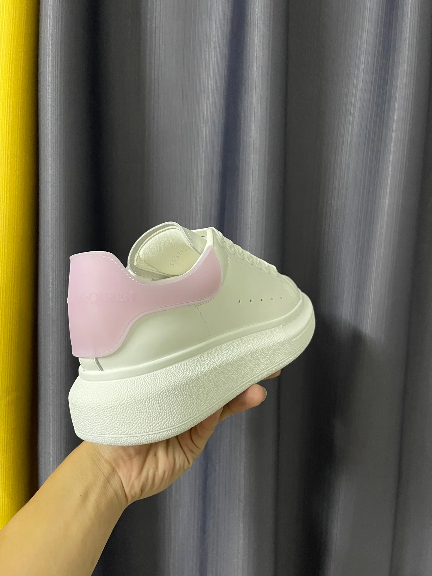 Классические белые кроссовки McQueen - унисекс - прозрачный фиолетовый каблук с эпоксидной смолой