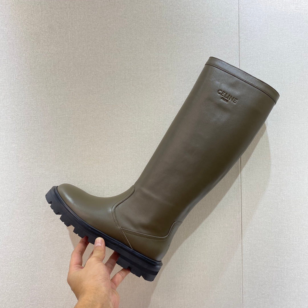 Образ Celine с показа Триумфальной арки — сапоги для верховой езды — зеленые.