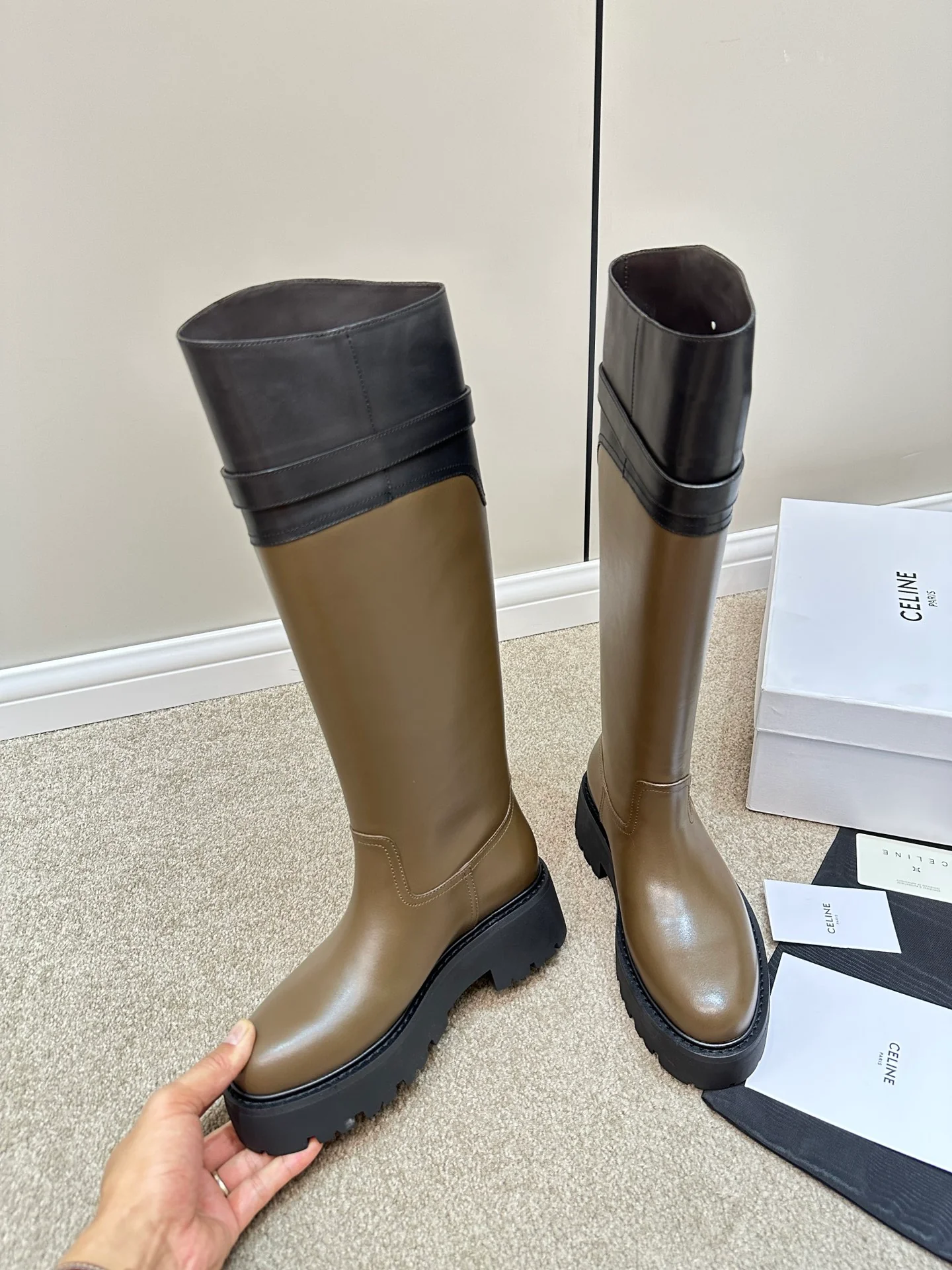 Образ с показа Celine осень/зима 2023 — высокие сапоги — чёрно-коричневый