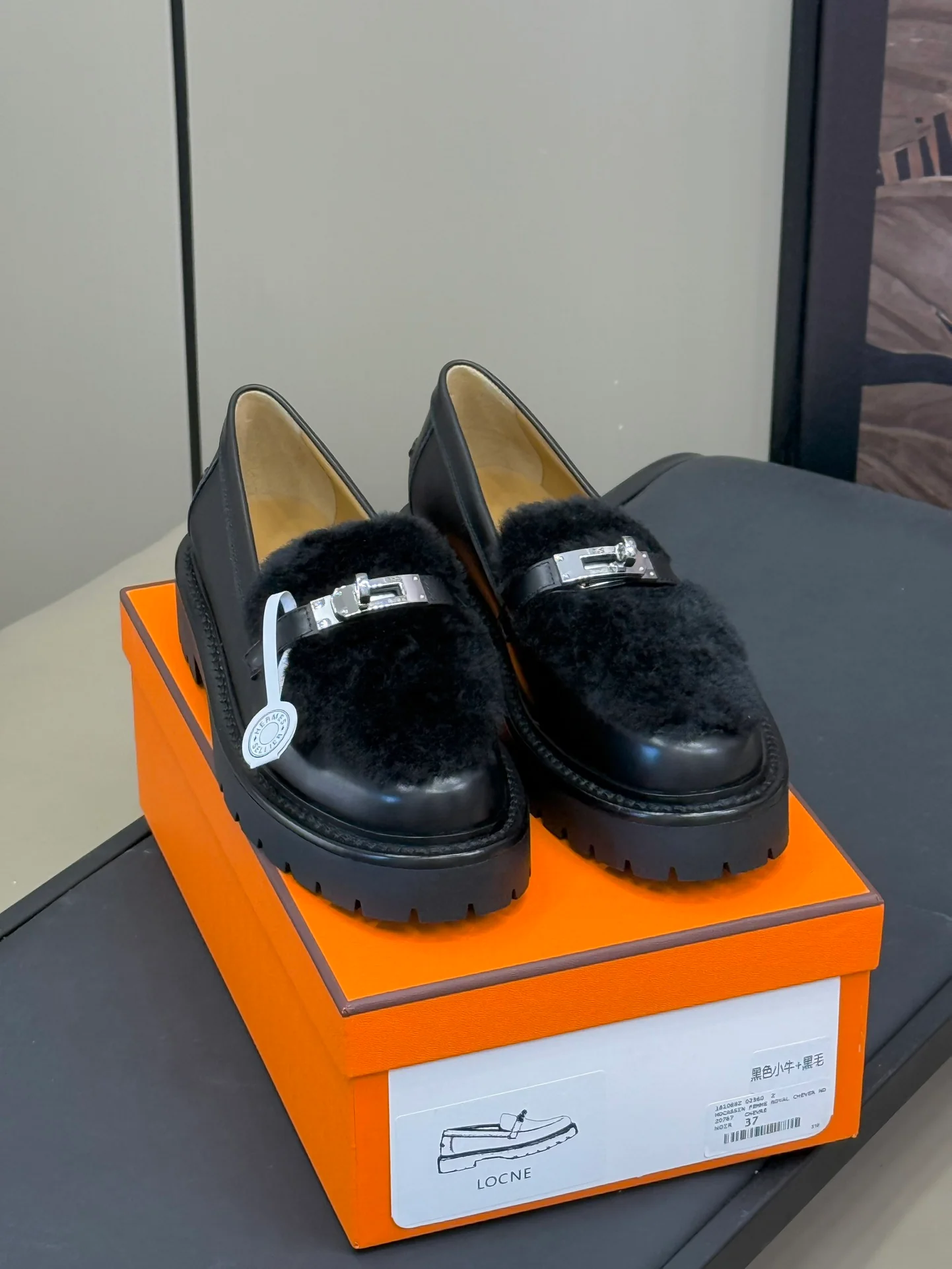 Меховые лоферы Hermes 2024 - черные