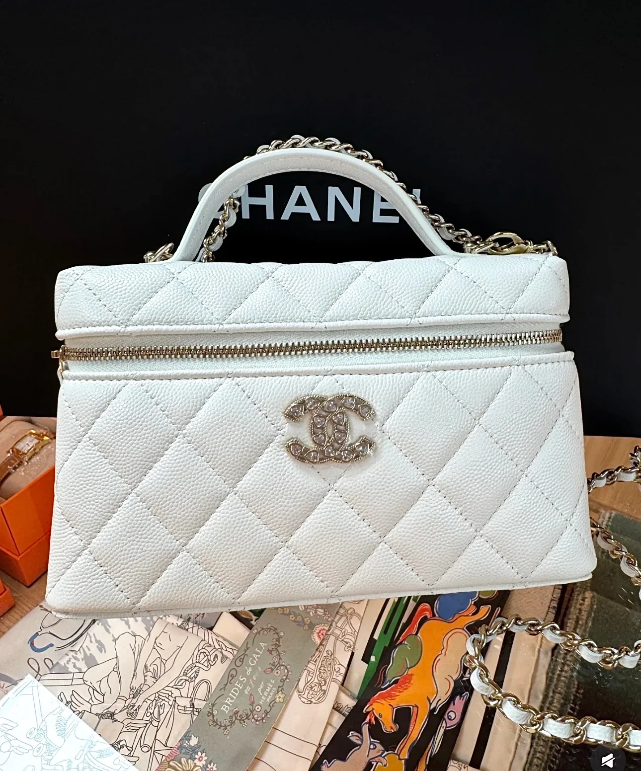 Сумка-ланчбокс Chanel 25p Limited Edition в форме сердца с бриллиантом — белая.