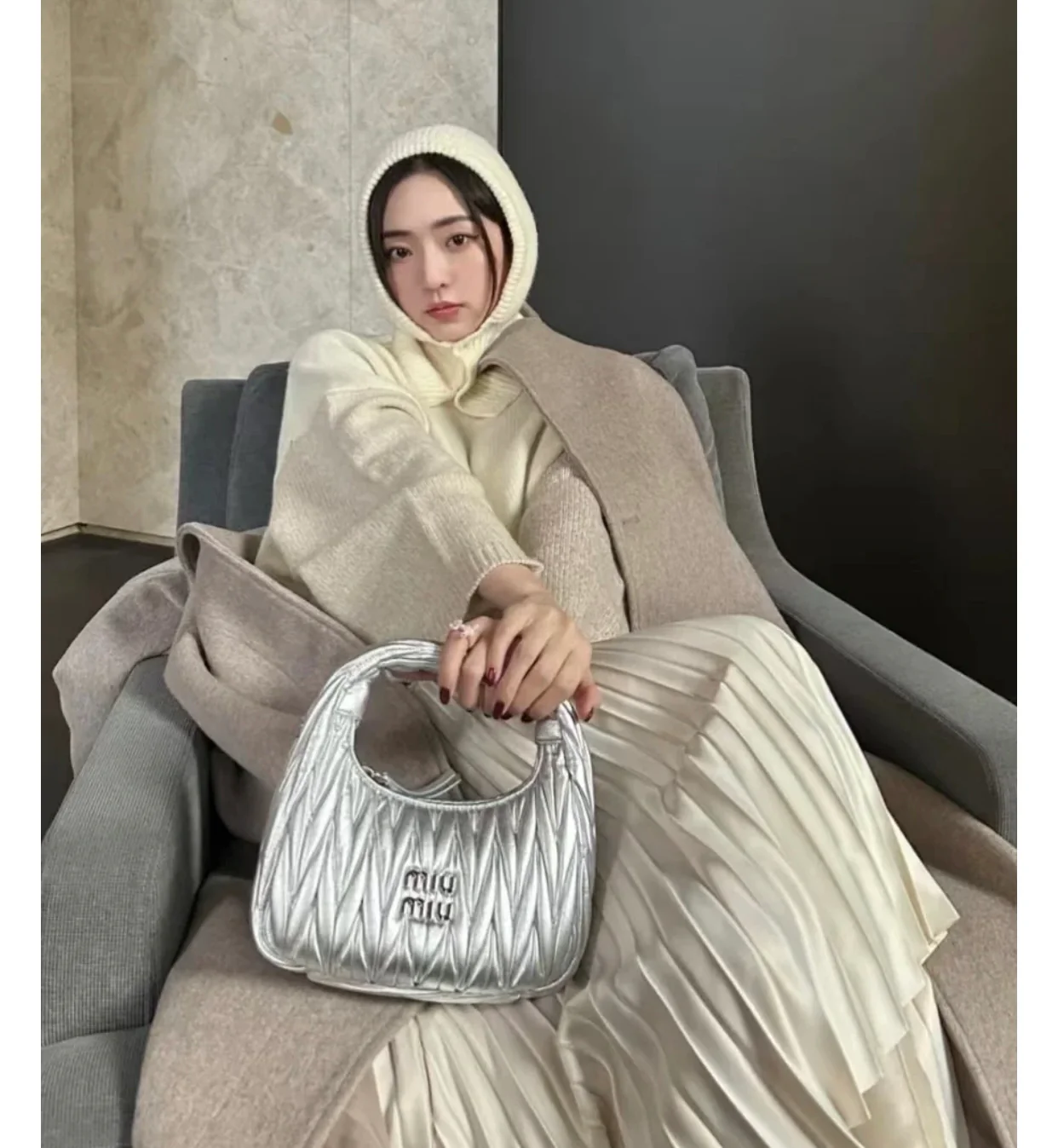 Сумка Miu Miu Wander — маленькая, из овечьей кожи — серебристая — Носите и делитесь