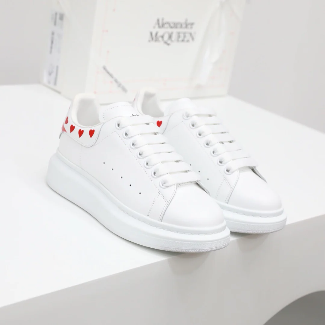 McQueen - Классические белые кроссовки - Красное сердце
