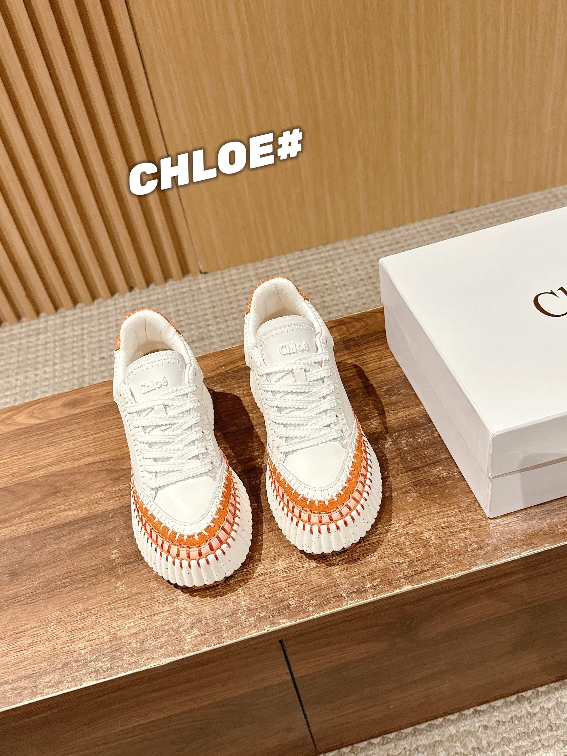 Белые кроссовки Chloe — популярный стиль среди таких знаменитостей, как Джои Юнг, Сон И и Виктория Сон.