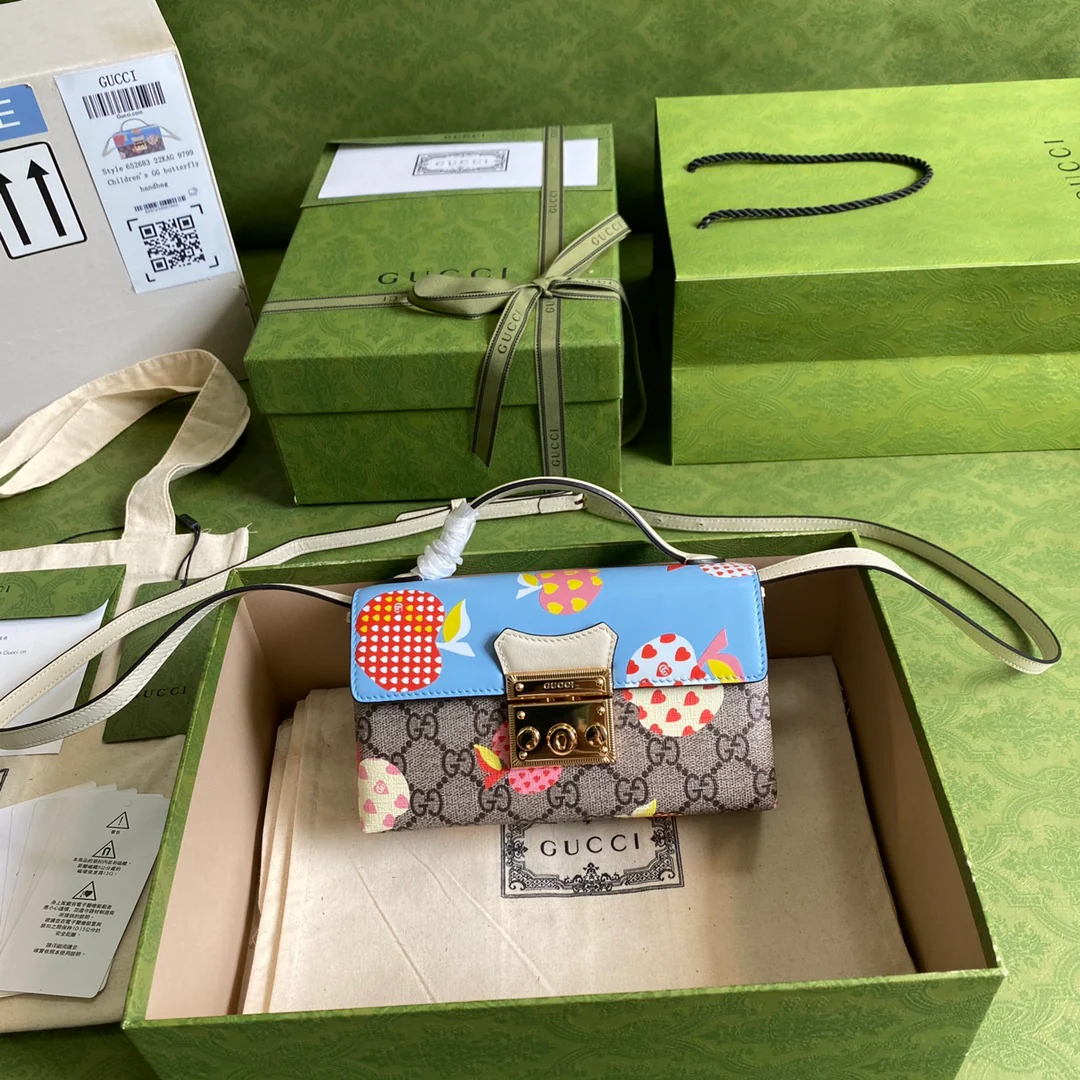 Миниатюрная сумка Gucci Apple Blue Lock Chain Bag.