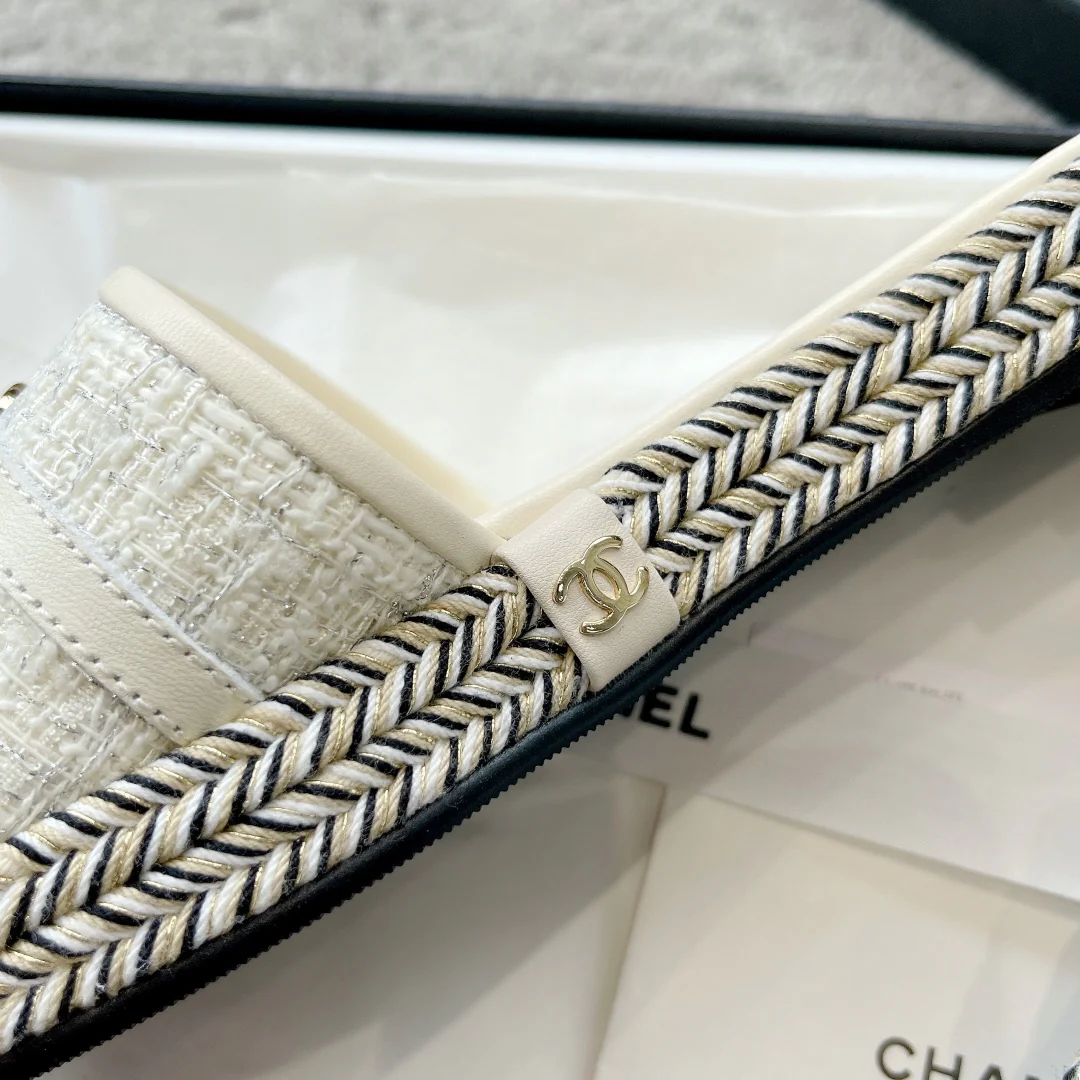 Новинка сезона весна/лето 2023 от Chanel - плетеные тапочки из веревки - белые.