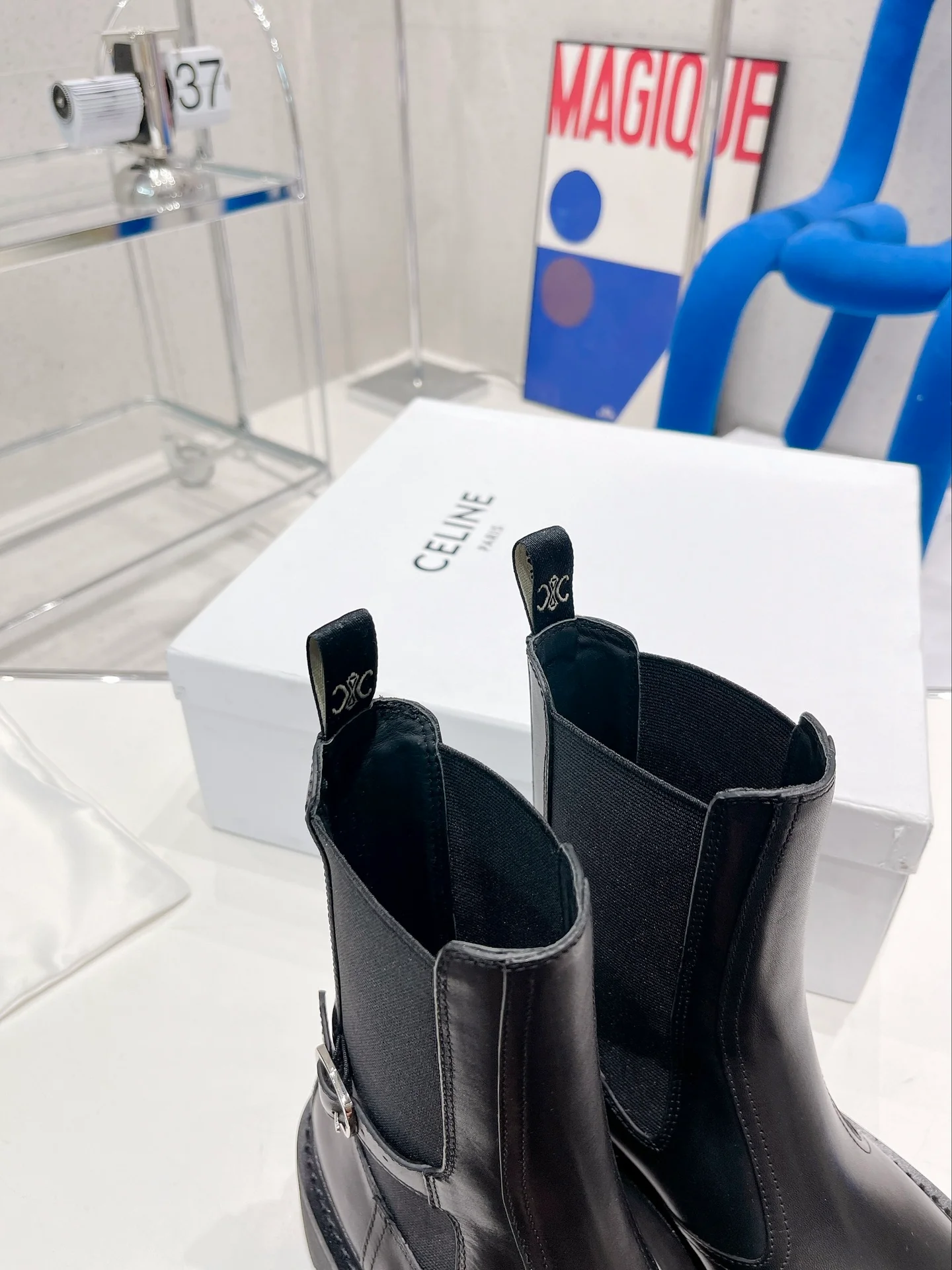 Новинка сезона осень/зима 2022 от Celine — кожаные ботинки с одной пряжкой.